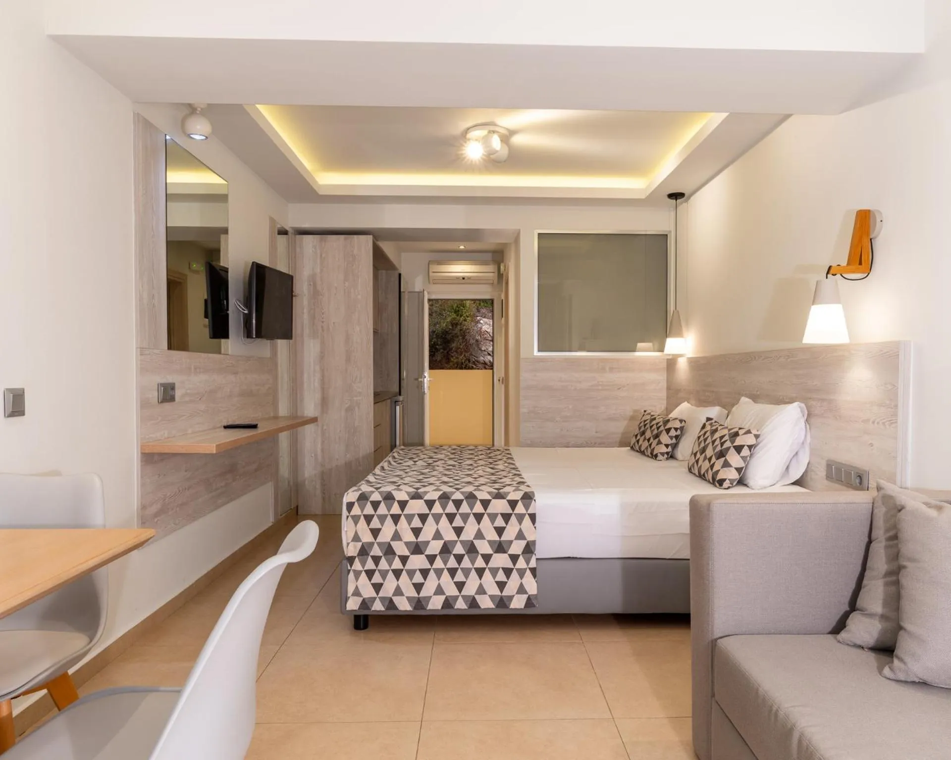 TV and multimedia, Bed in Elpis Studio Apartments