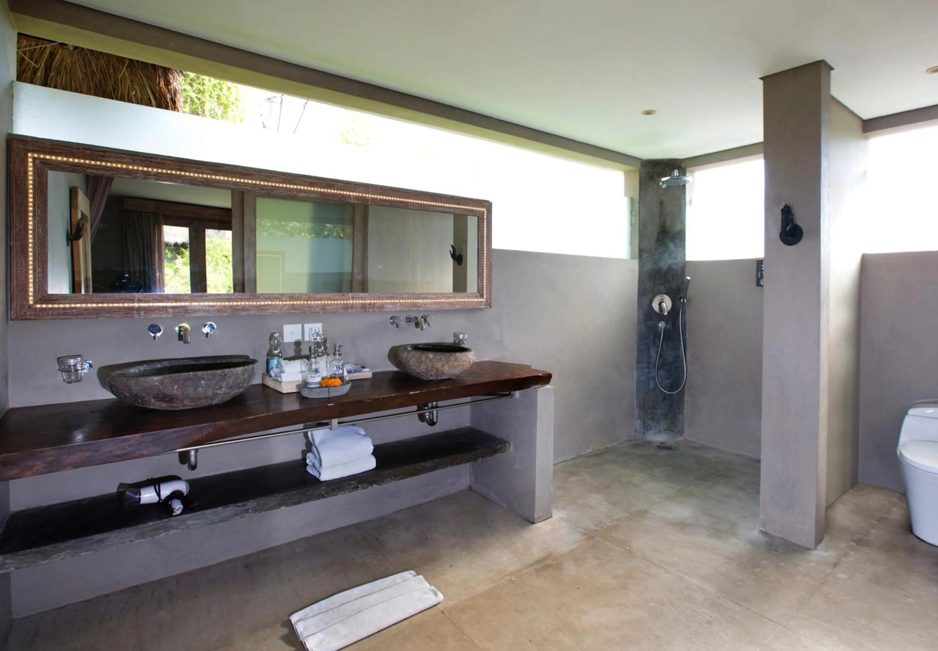 Shower in Blue Karma Dijiwa Seminyak
