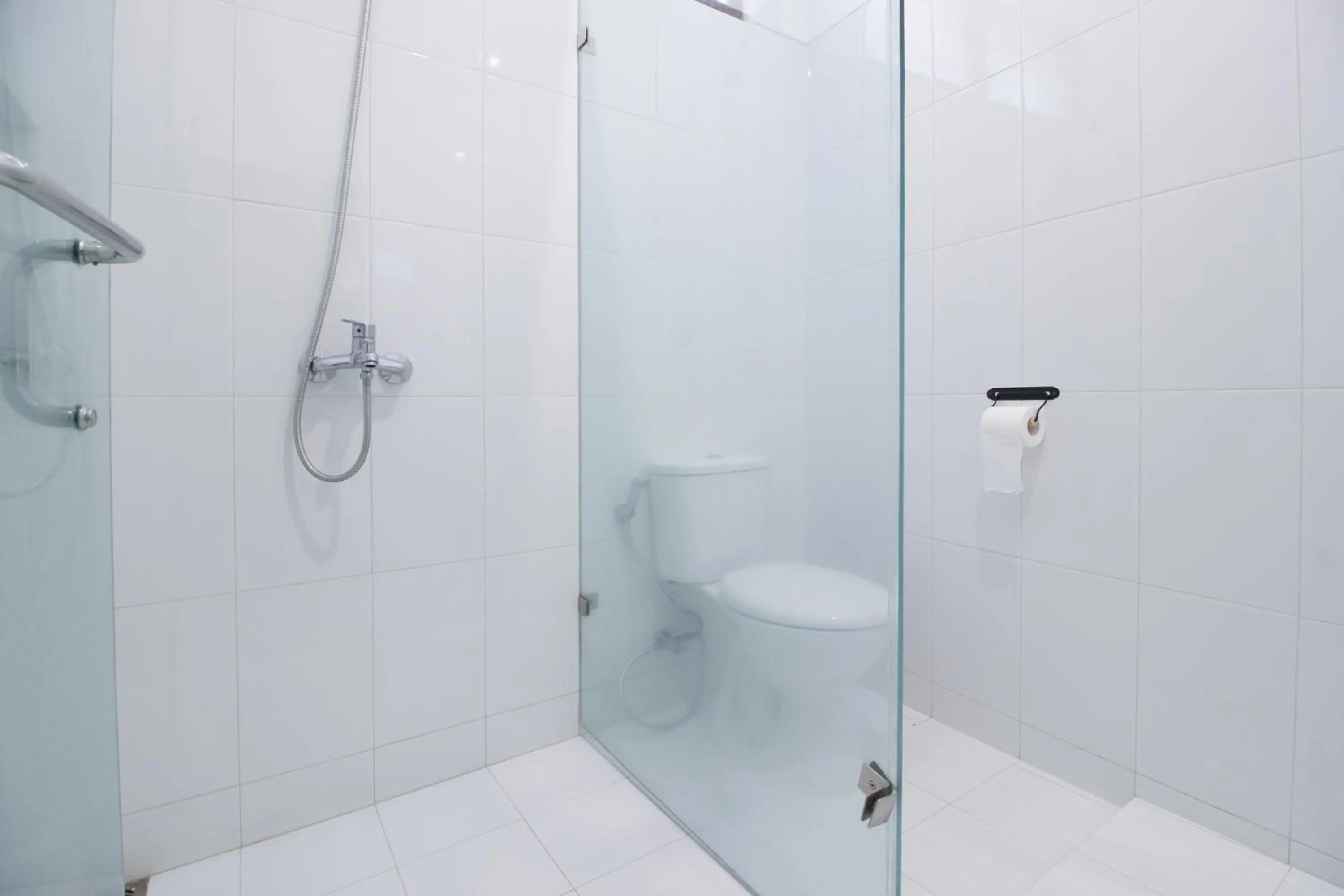 Bathroom in RedDoorz Plus near Alun Alun Selatan 2