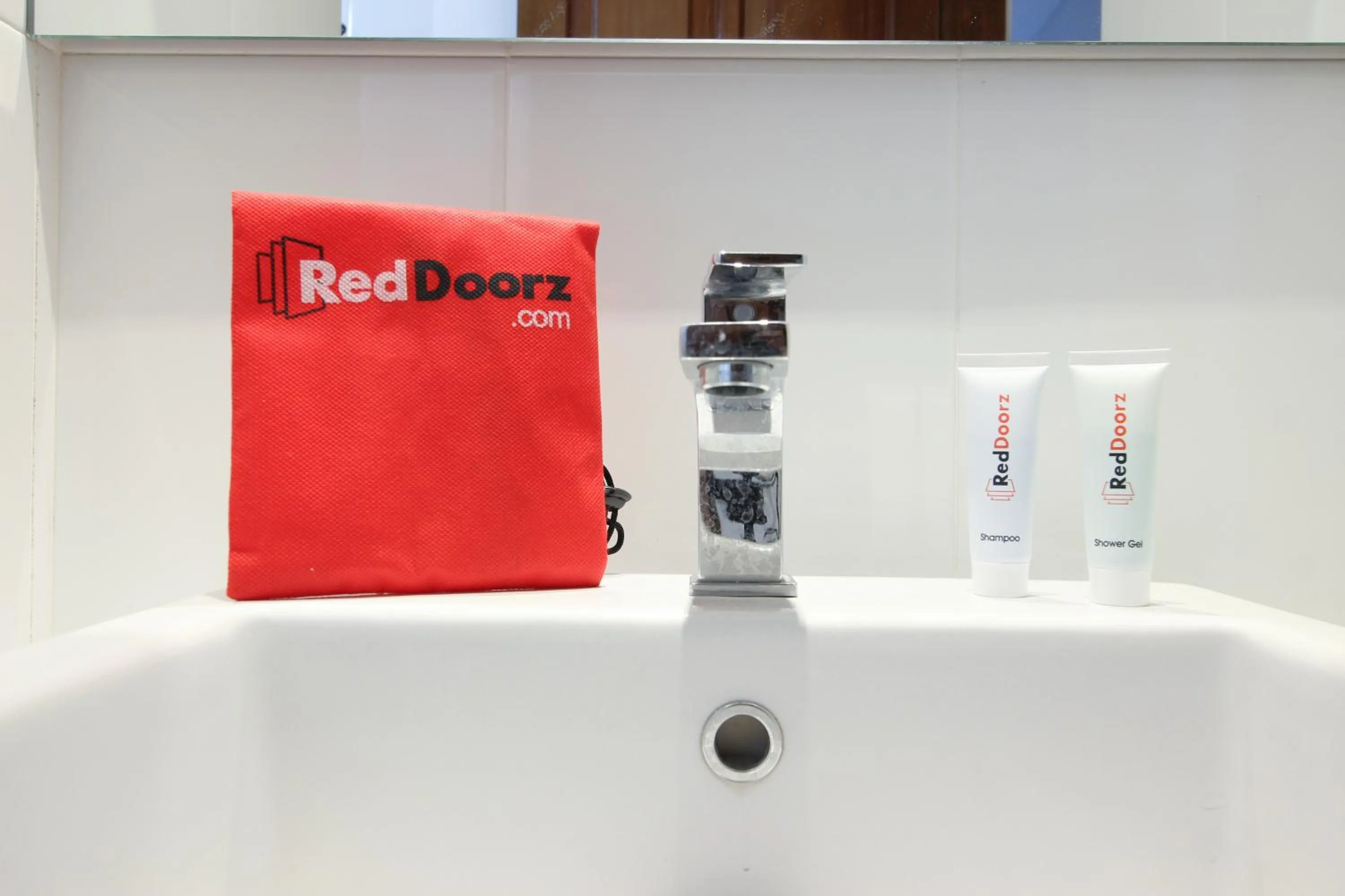 Bathroom in RedDoorz Plus near Alun Alun Selatan 2