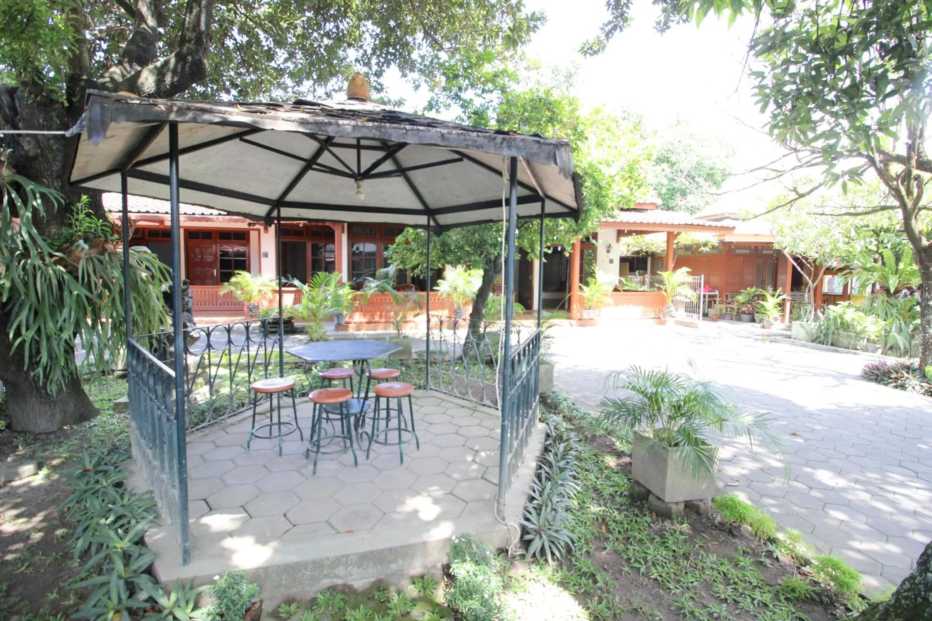 Property building in RedDoorz Plus near Alun Alun Selatan 2