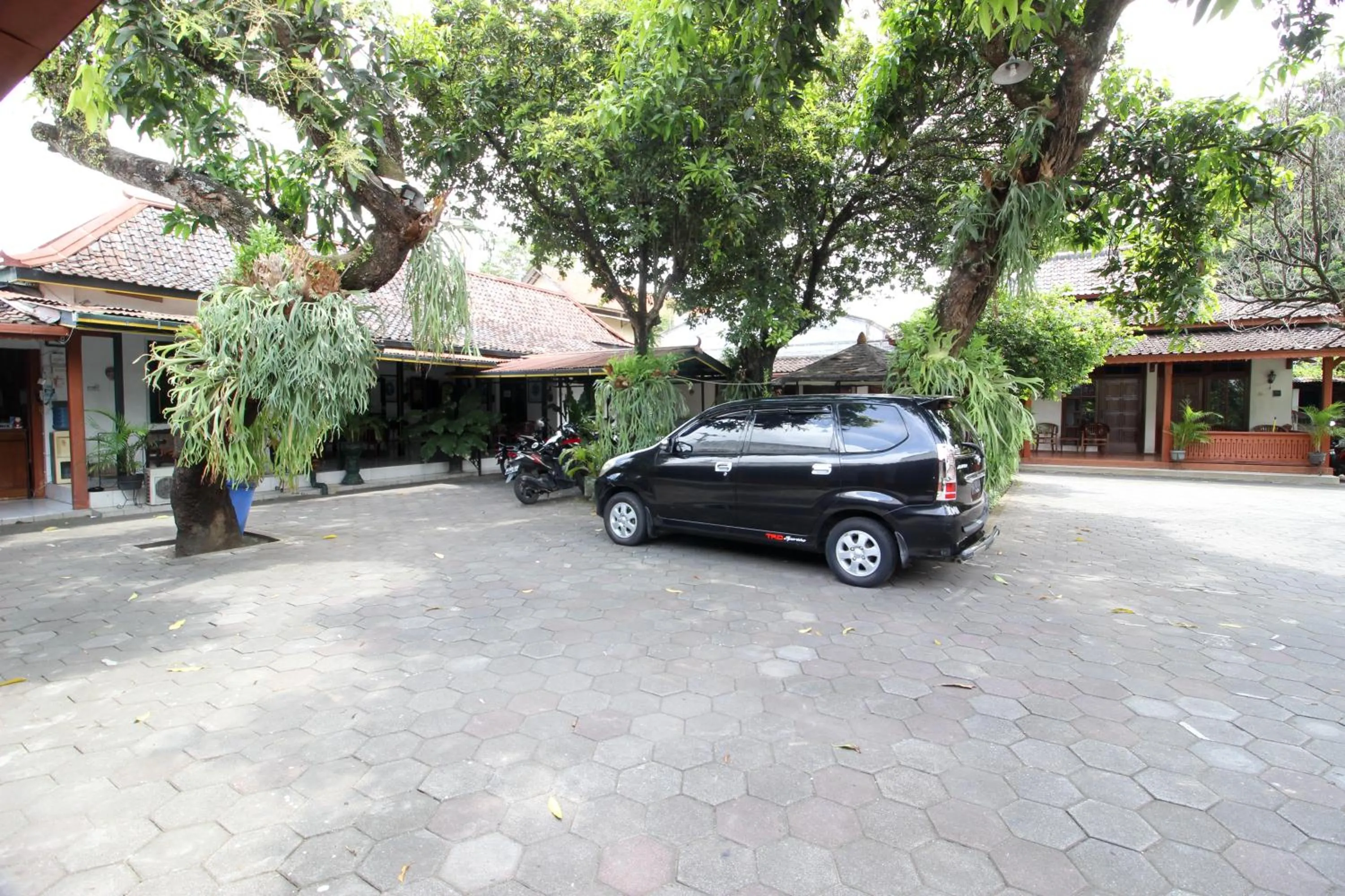 Property building in RedDoorz Plus near Alun Alun Selatan 2