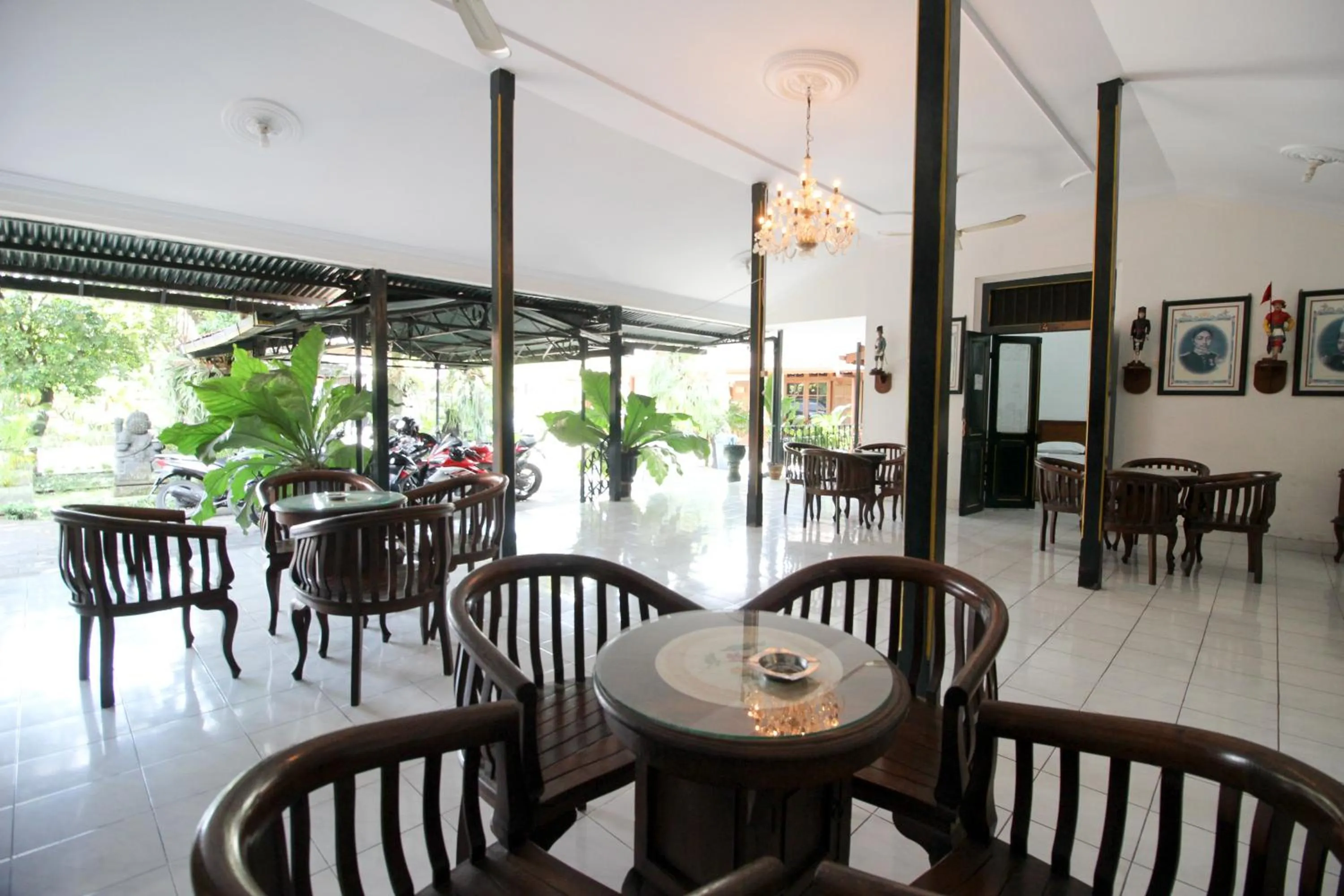 Seating area in RedDoorz Plus near Alun Alun Selatan 2