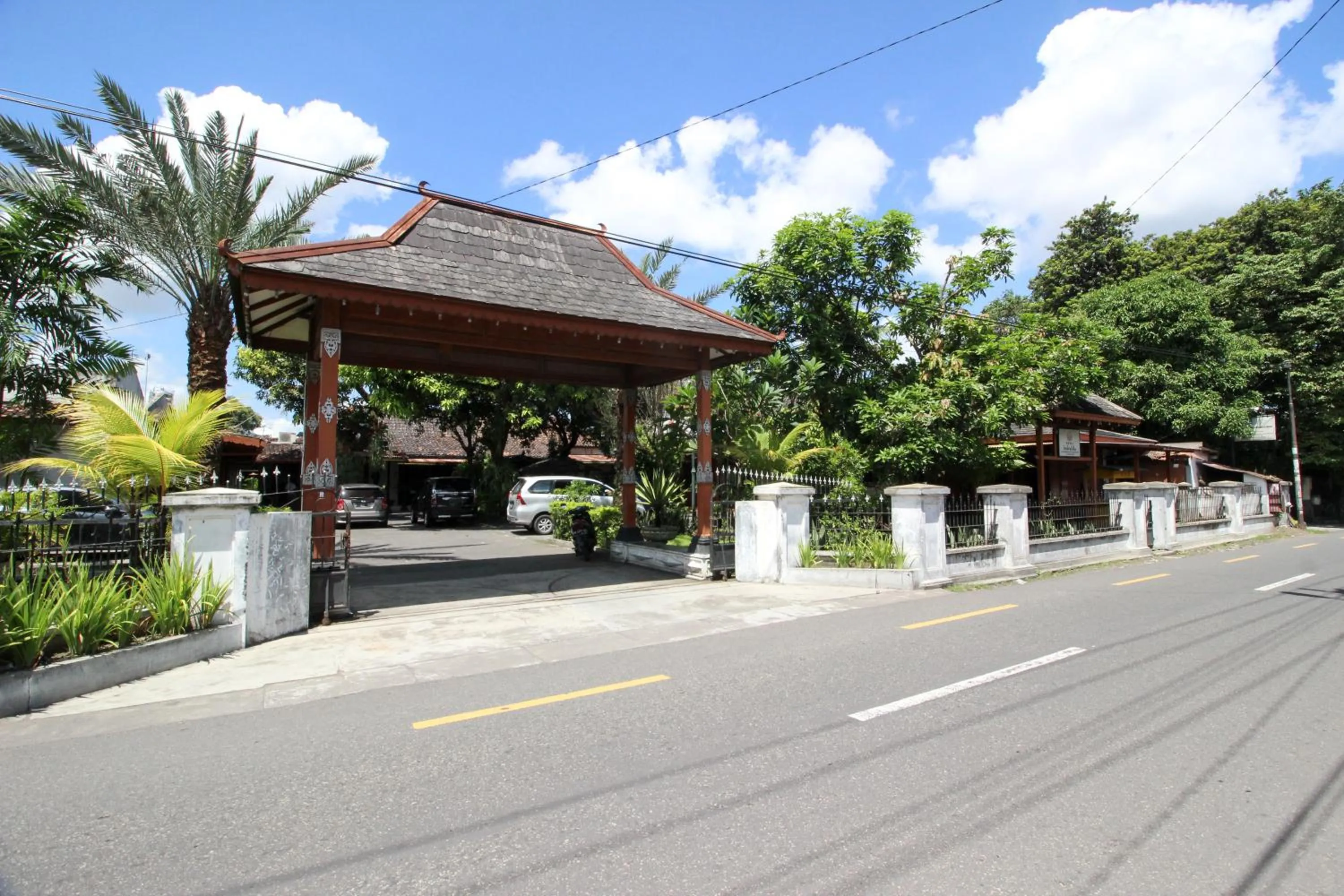 Property building in RedDoorz Plus near Alun Alun Selatan 2