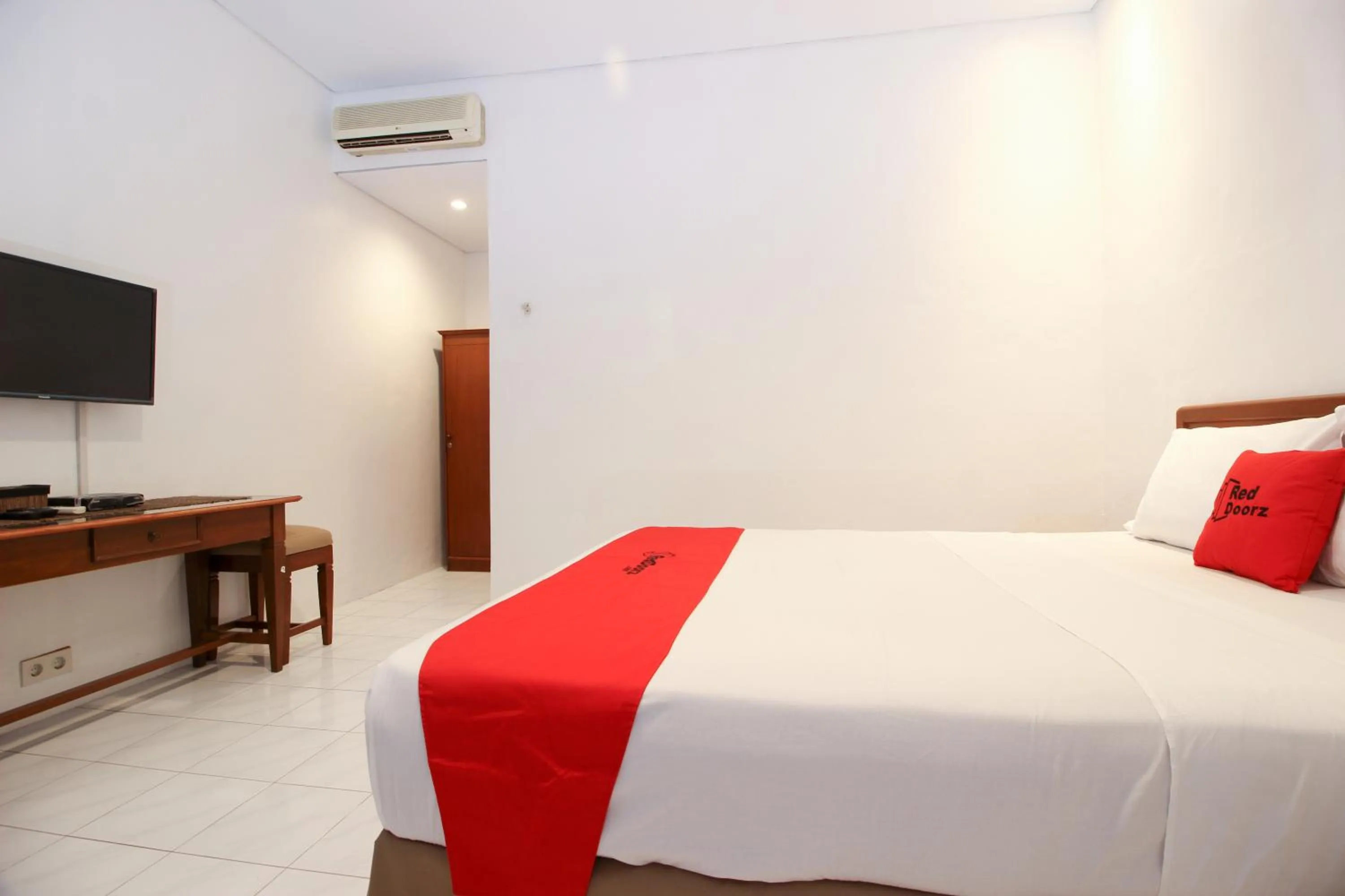 Bedroom, Bed in RedDoorz Plus near Alun Alun Selatan 2