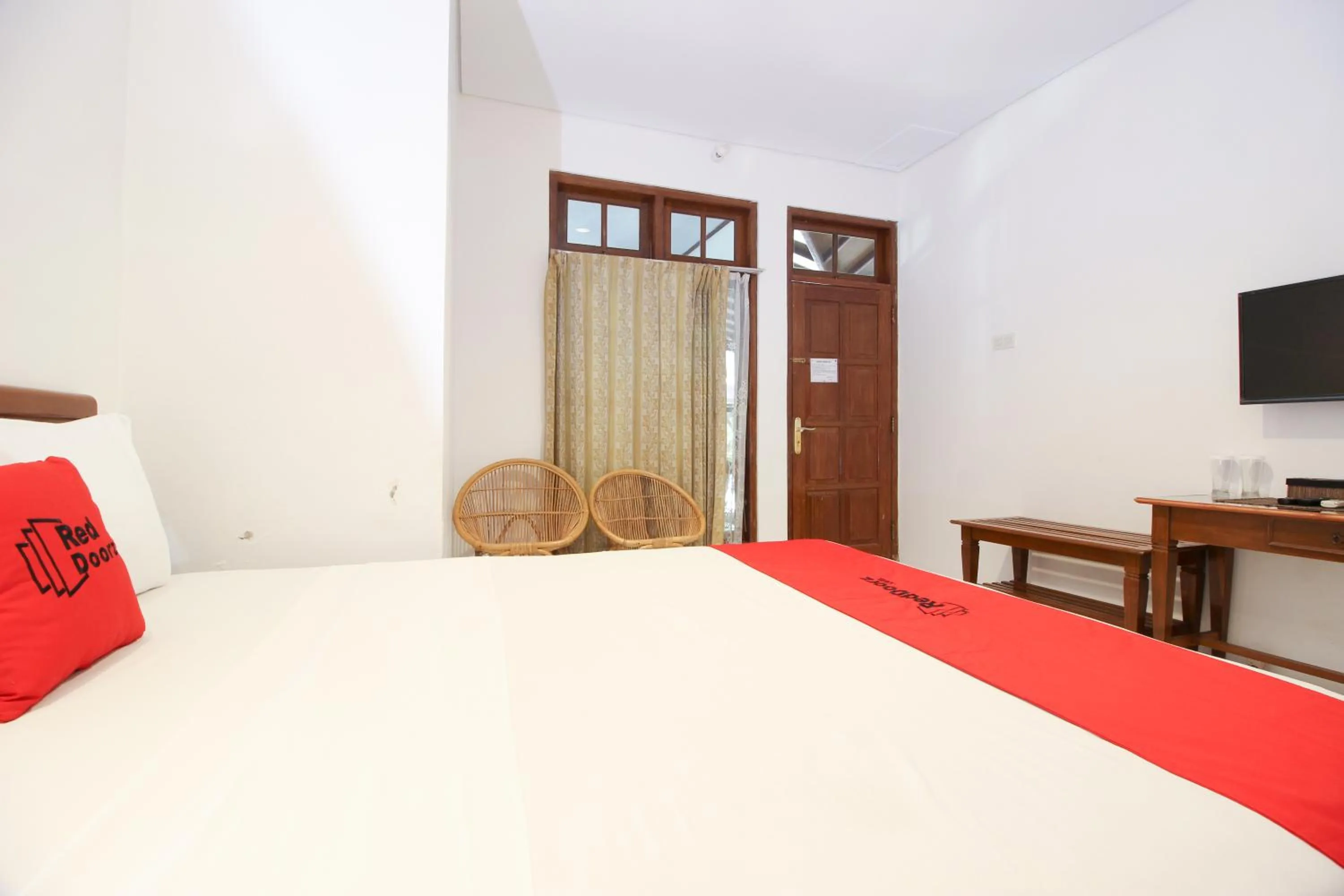 Bedroom, Bed in RedDoorz Plus near Alun Alun Selatan 2