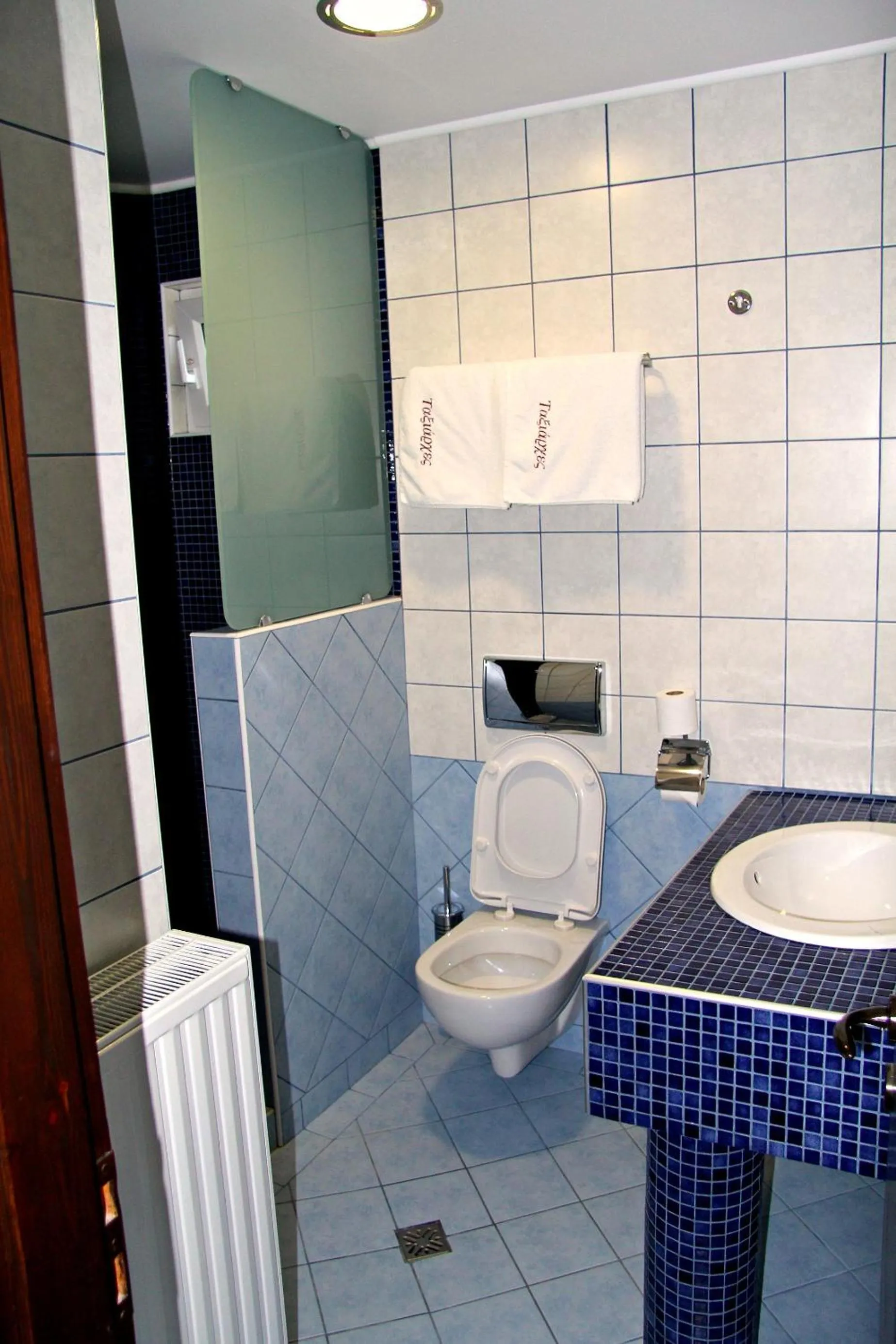 Bathroom in Hotel Taxiarches