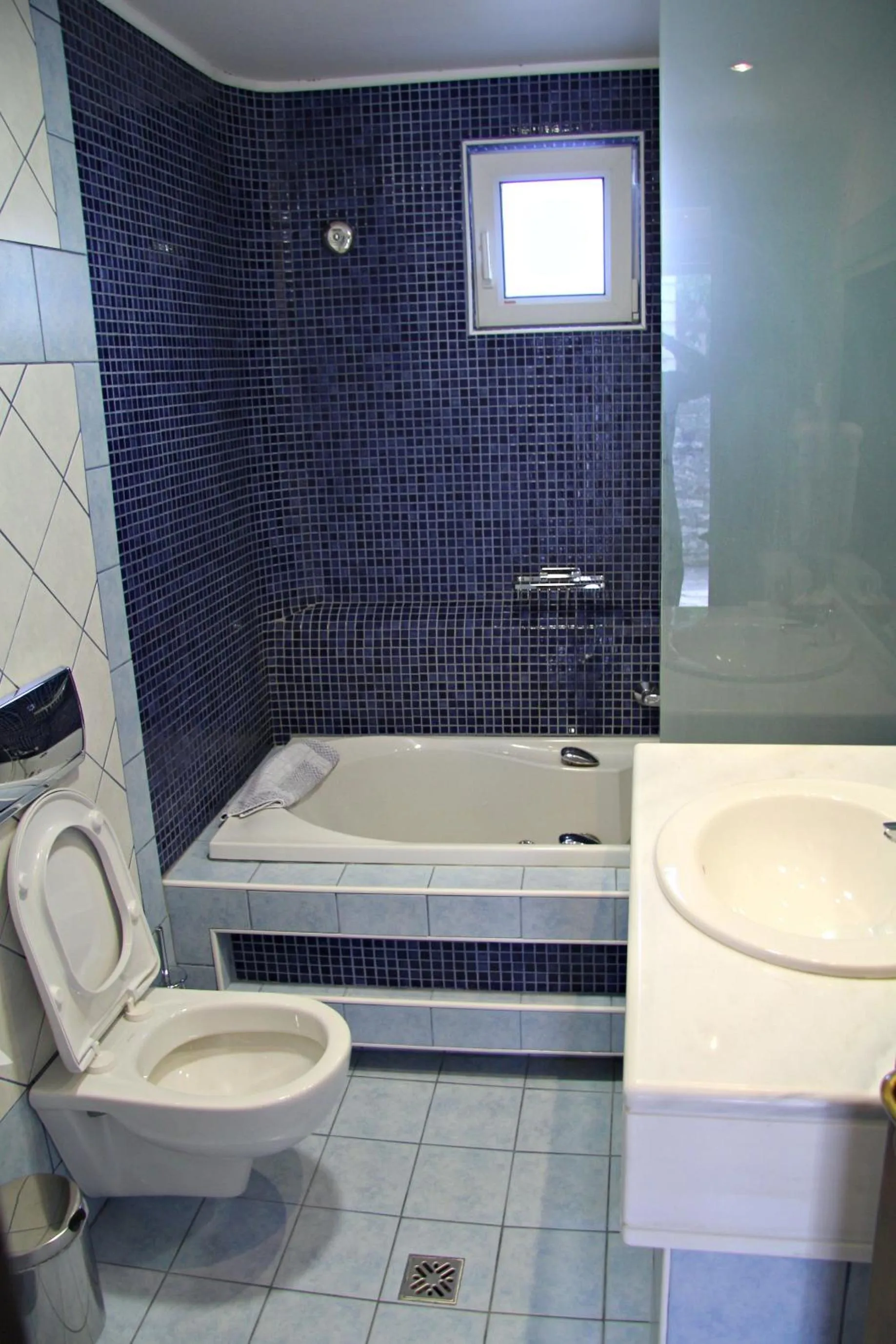 Bathroom in Hotel Taxiarches