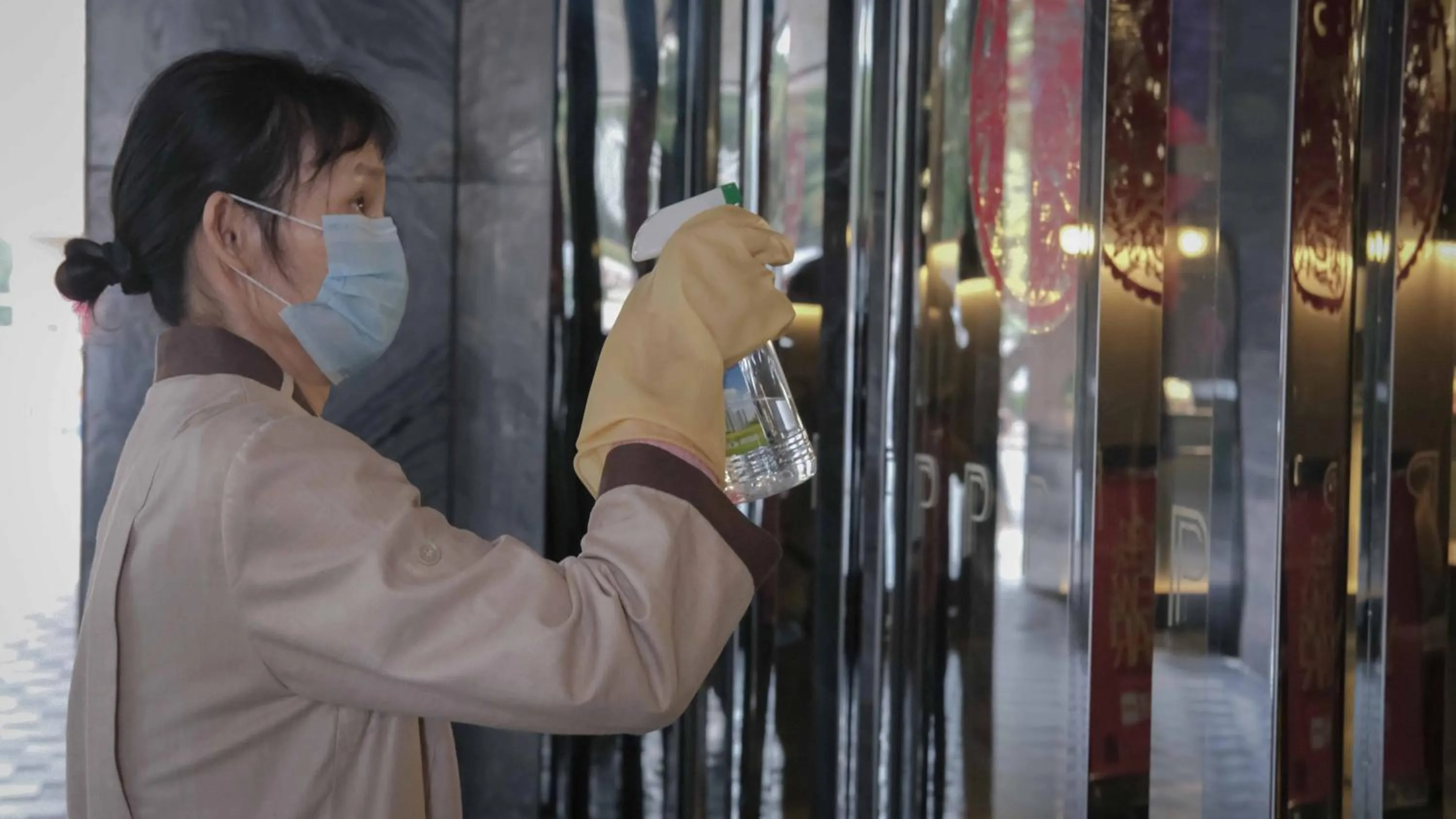 Staff in Paco Hotel Chebeinan Metro Guanghzou