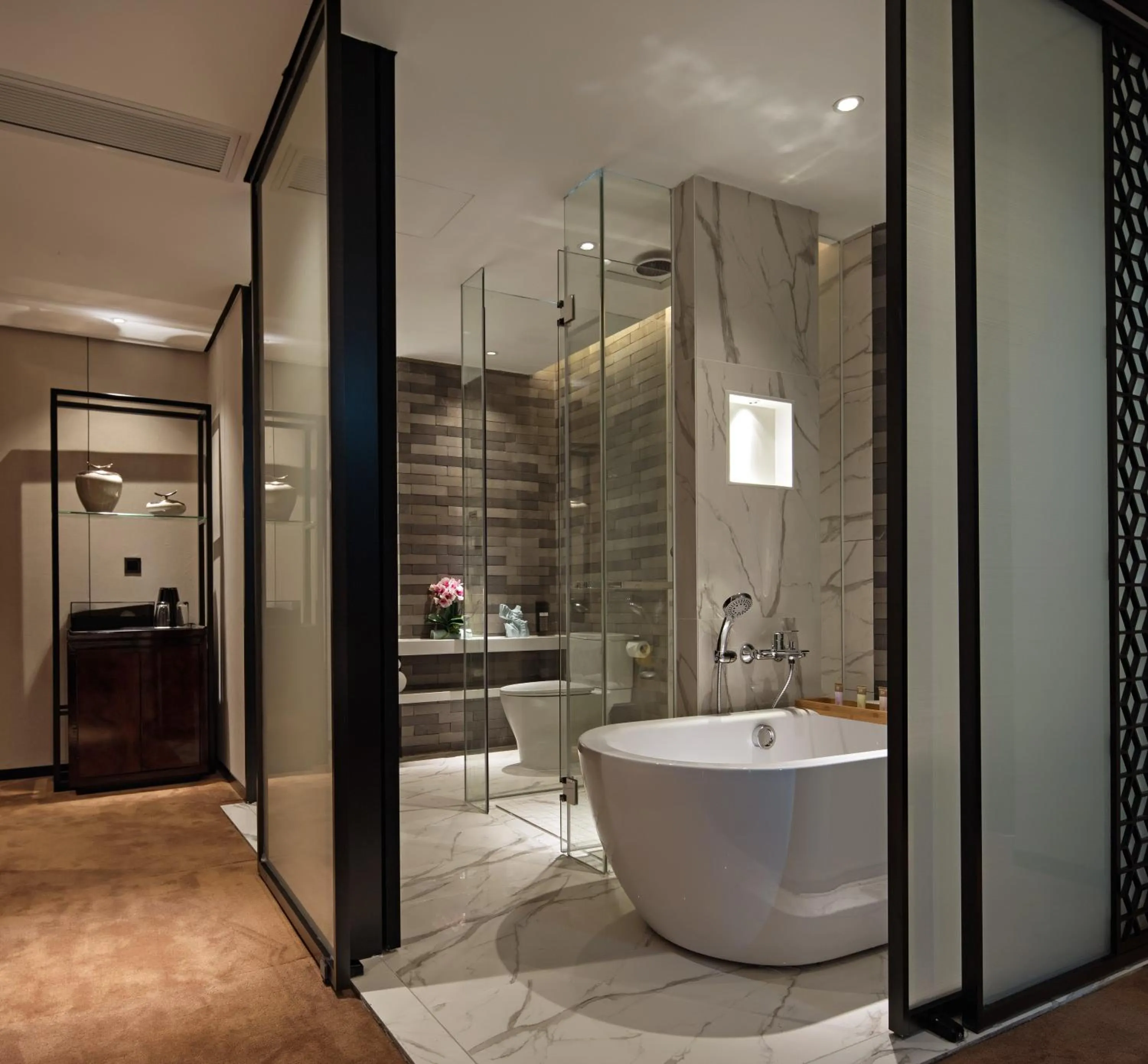 Shower in Paco Hotel Chebeinan Metro Guanghzou