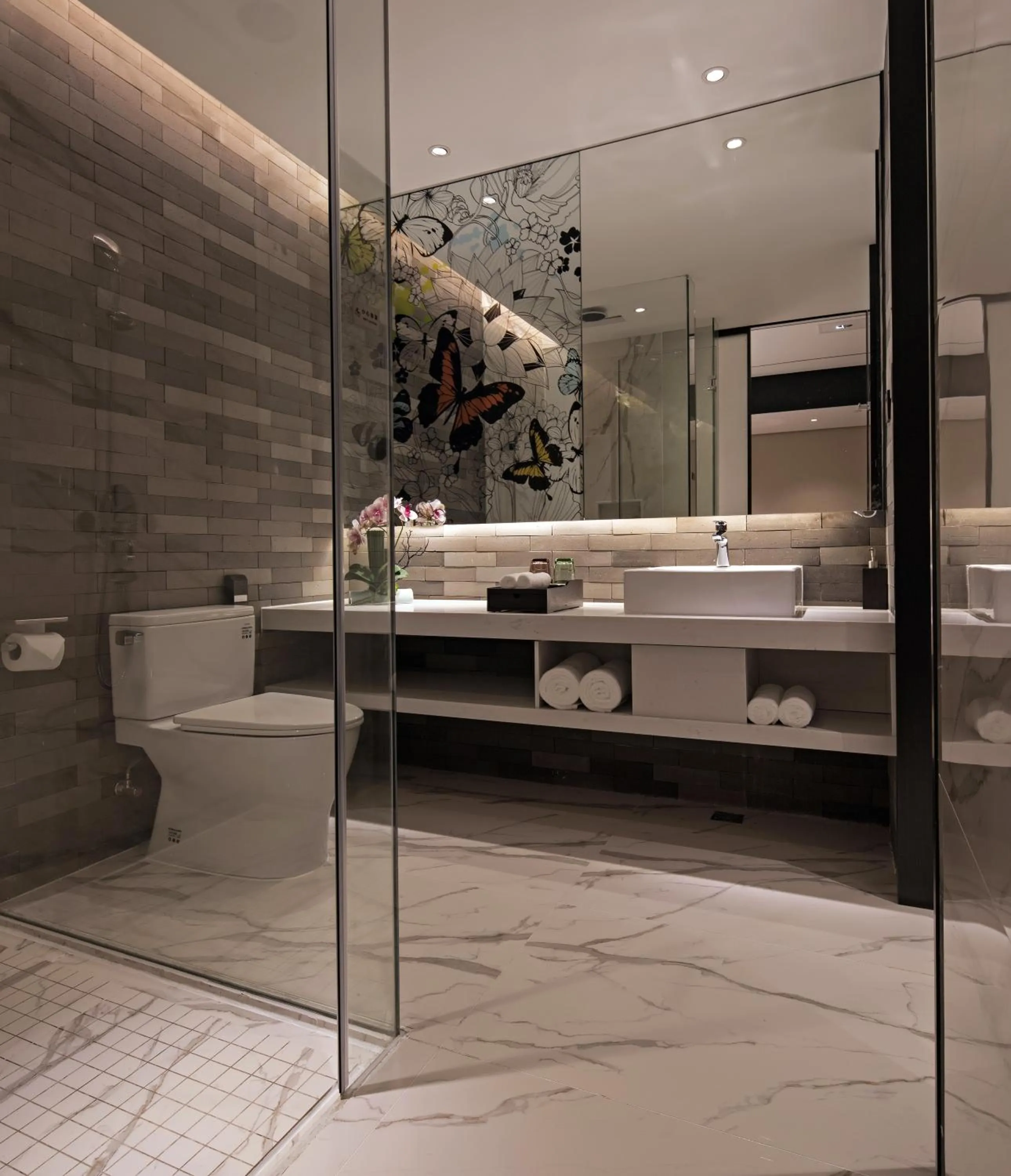 Toilet in Paco Hotel Chebeinan Metro Guanghzou