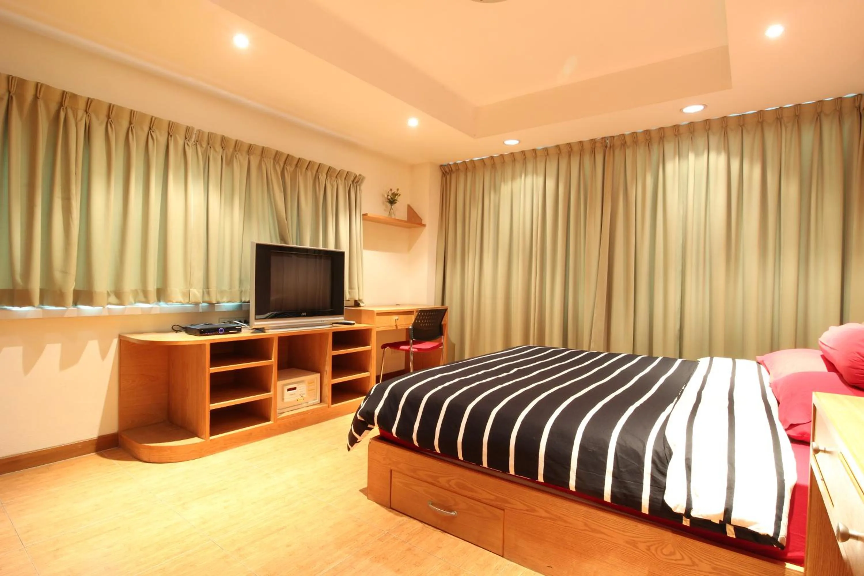 Bedroom, Bed in Serena Sathorn Suites