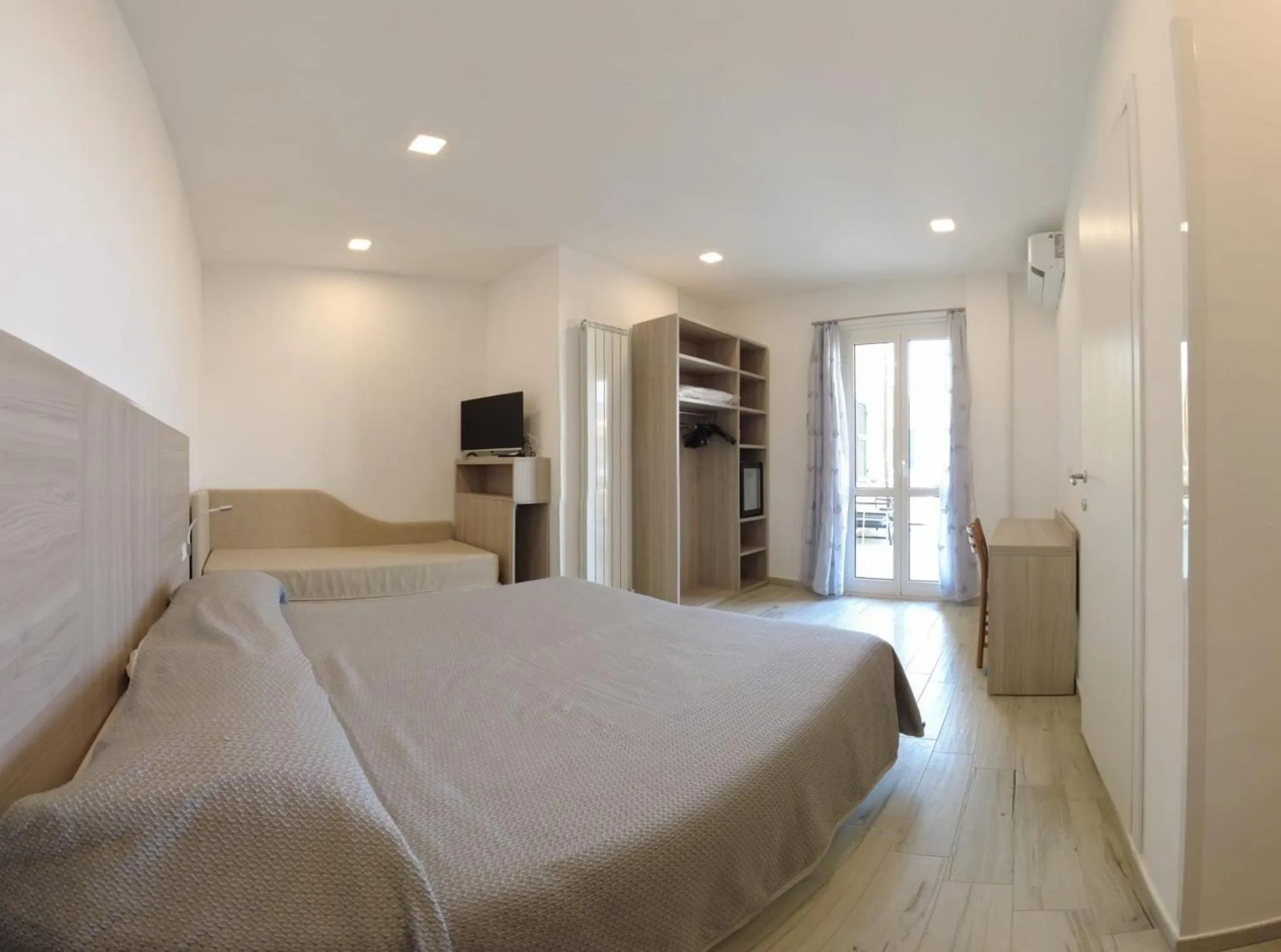 Photo of the whole room, Bed in Hotel Deutsche Familien