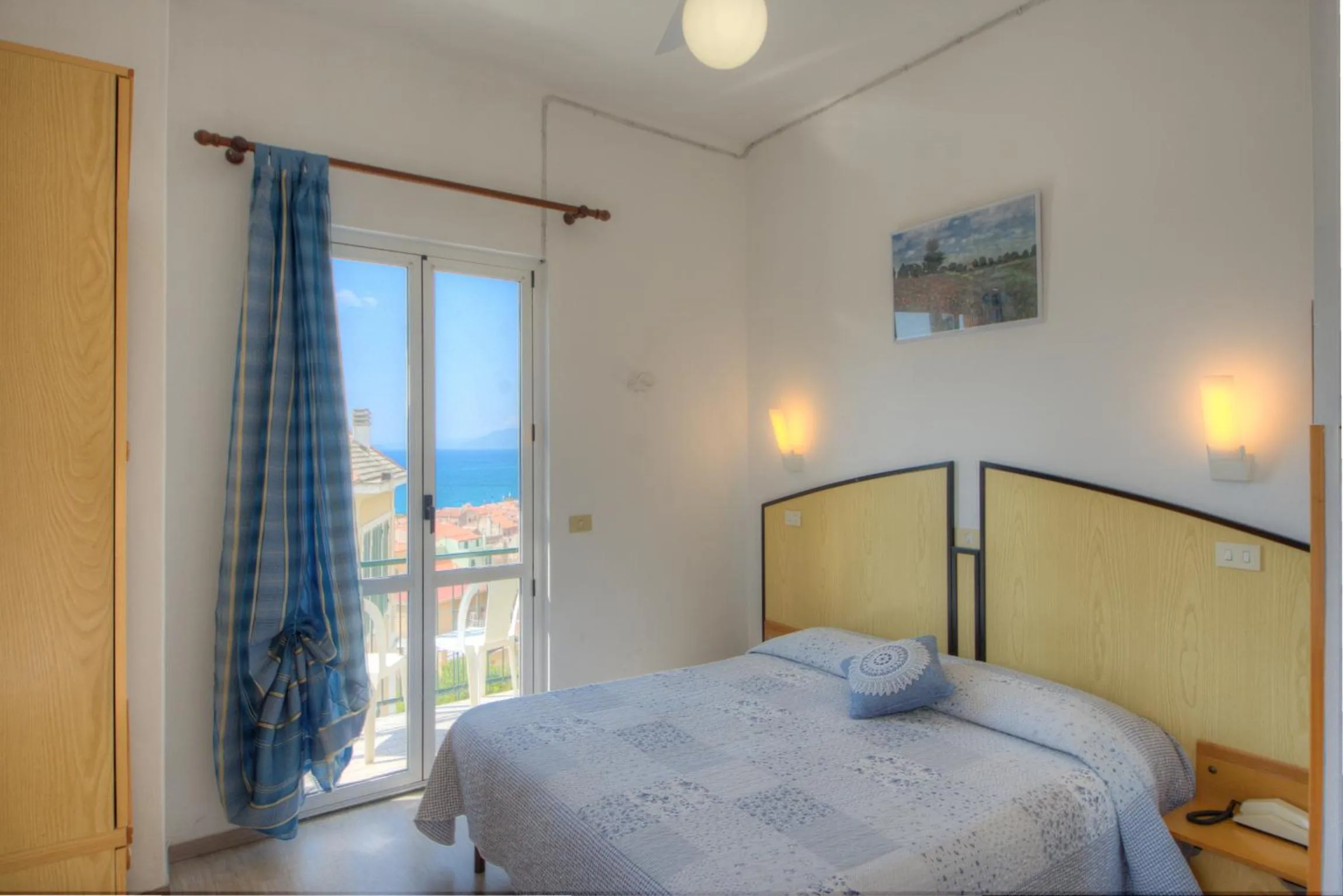 Photo of the whole room, Bed in Hotel Deutsche Familien