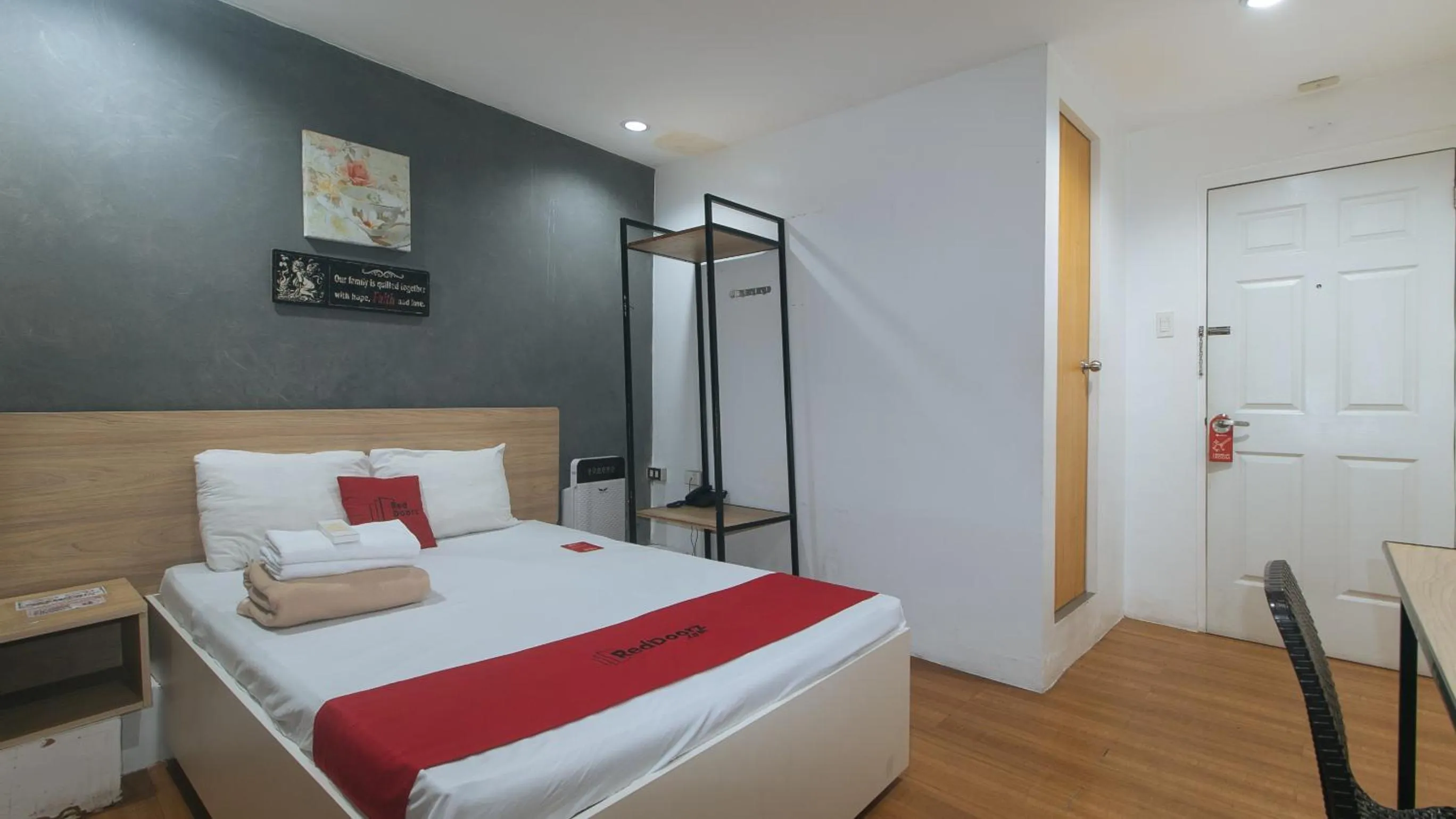 TV and multimedia, Bed in RedDoorz Plus at Boni Avenue Mandaluyong