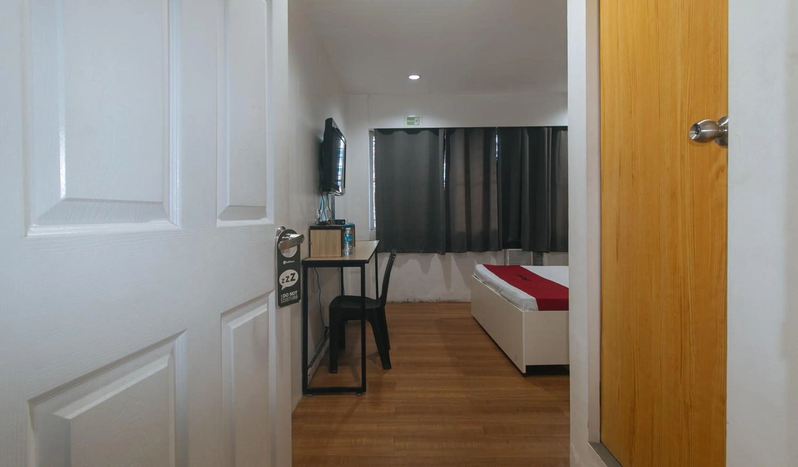 TV and multimedia, Bed in RedDoorz Plus at Boni Avenue Mandaluyong