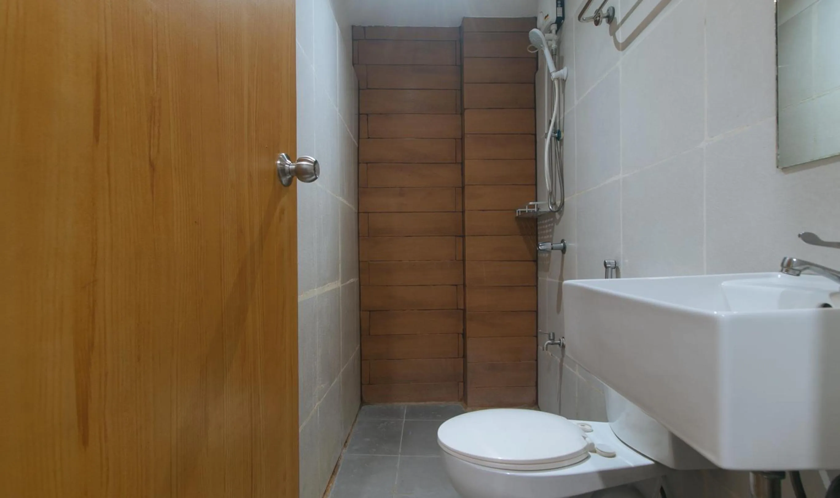 Bathroom in RedDoorz Plus at Boni Avenue Mandaluyong