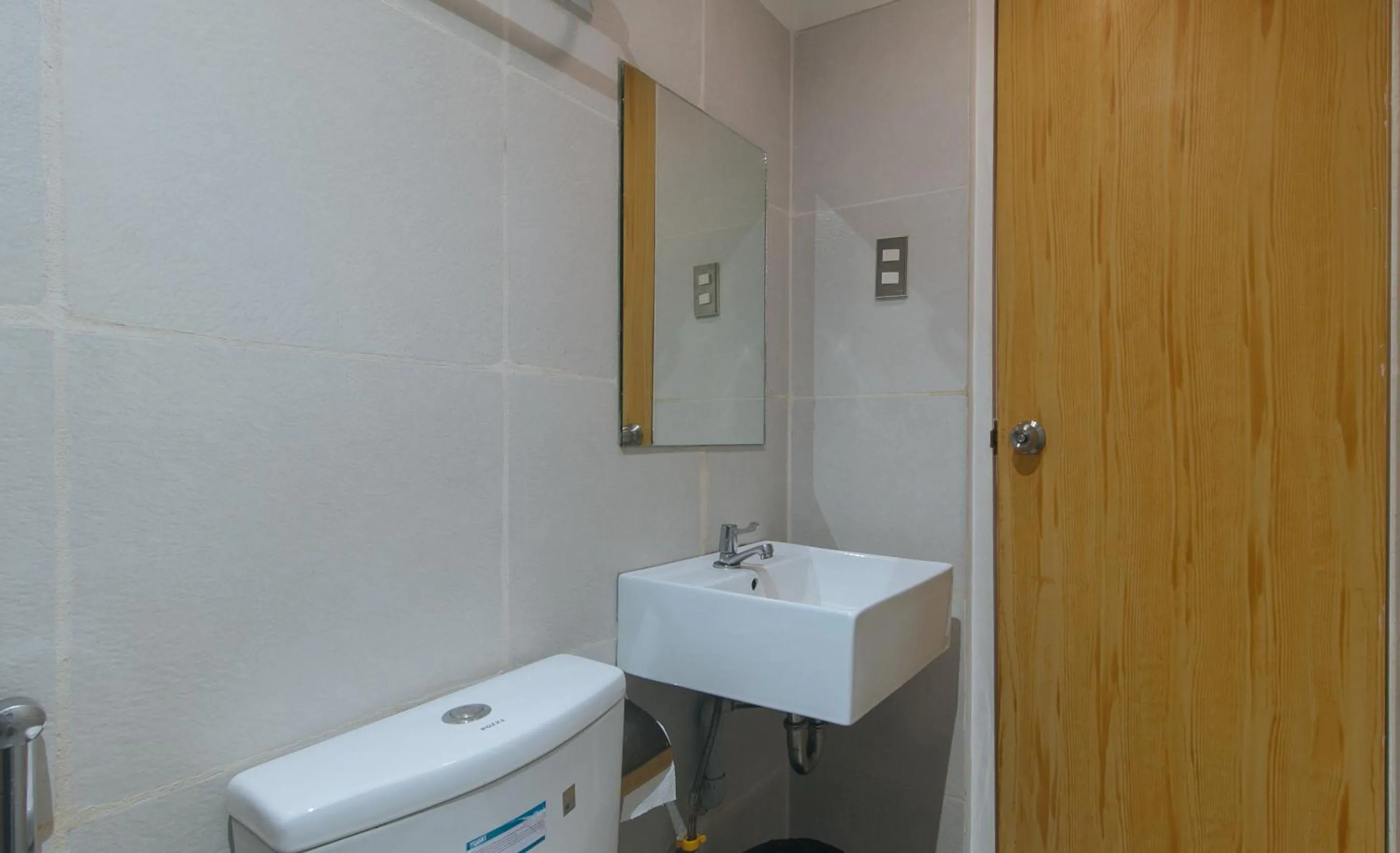 Bathroom in RedDoorz Plus at Boni Avenue Mandaluyong