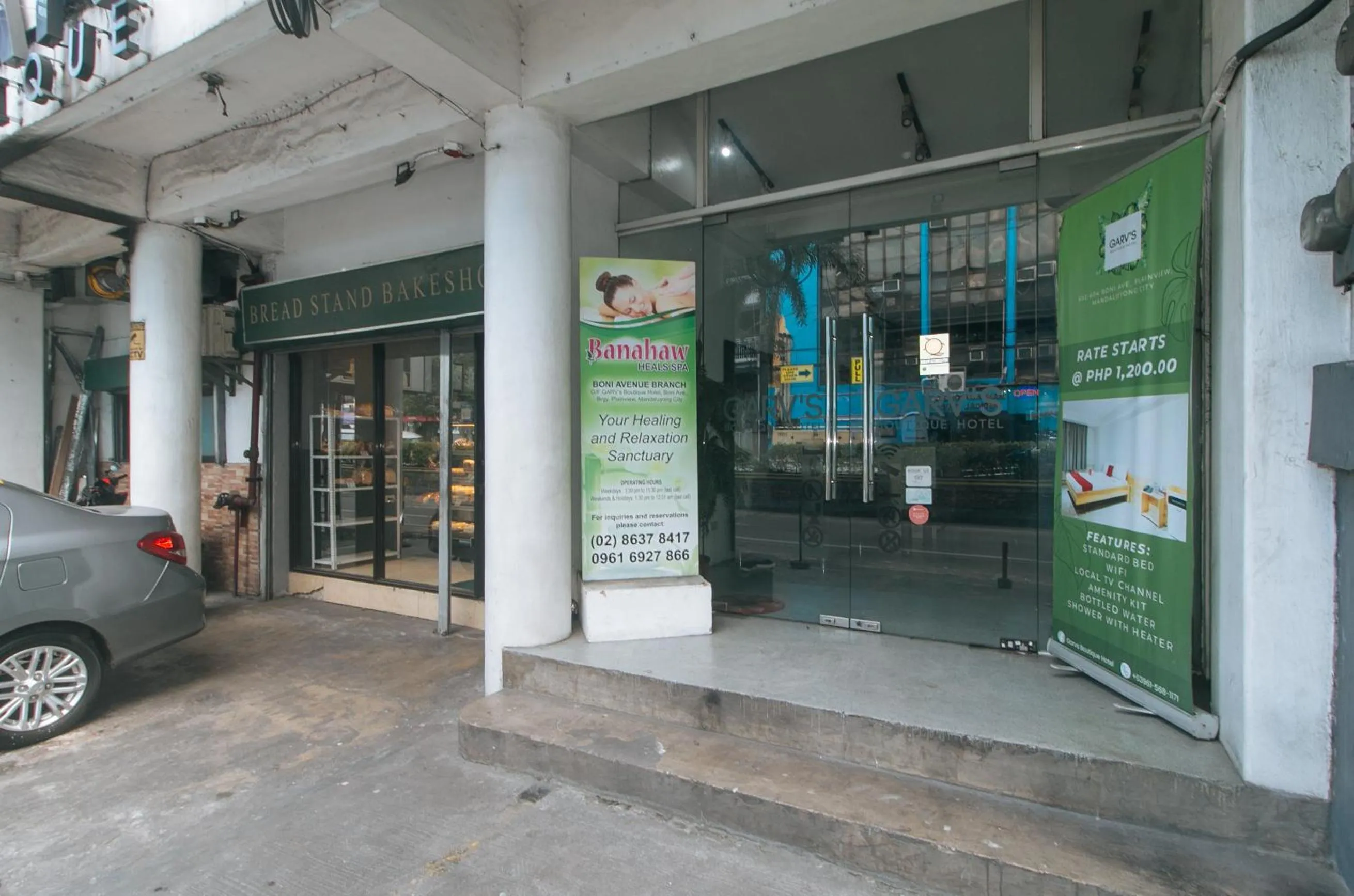 Facade/entrance in RedDoorz Plus at Boni Avenue Mandaluyong
