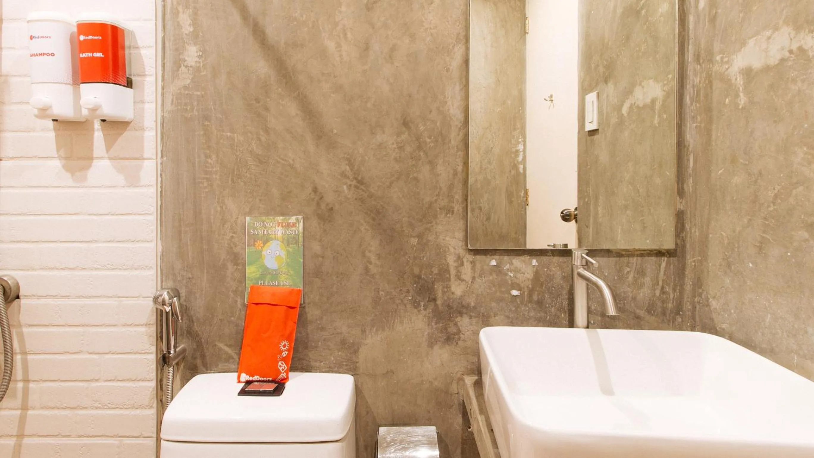 Shower in RedDoorz Plus at Boni Avenue Mandaluyong