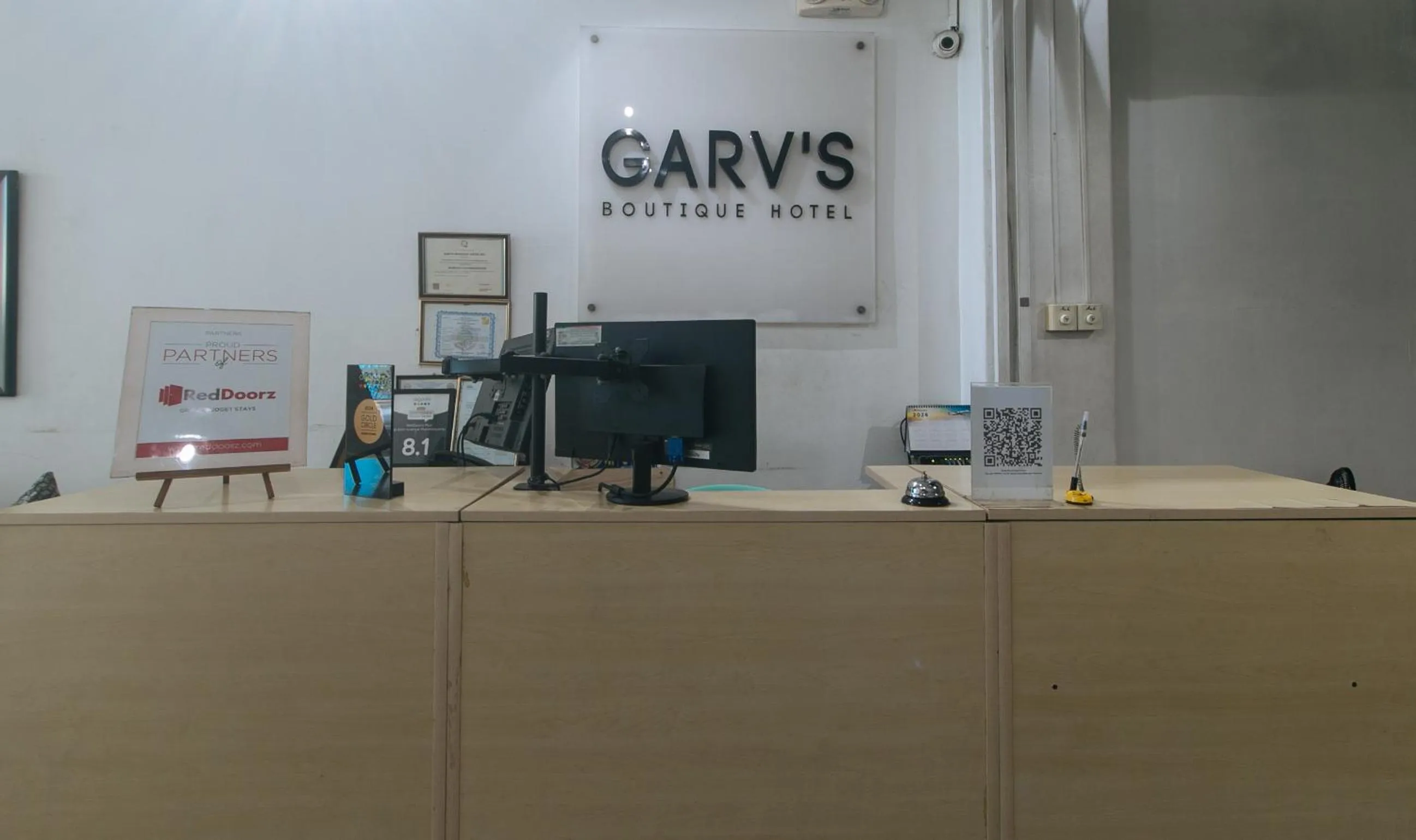 Logo/Certificate/Sign in RedDoorz Plus at Boni Avenue Mandaluyong