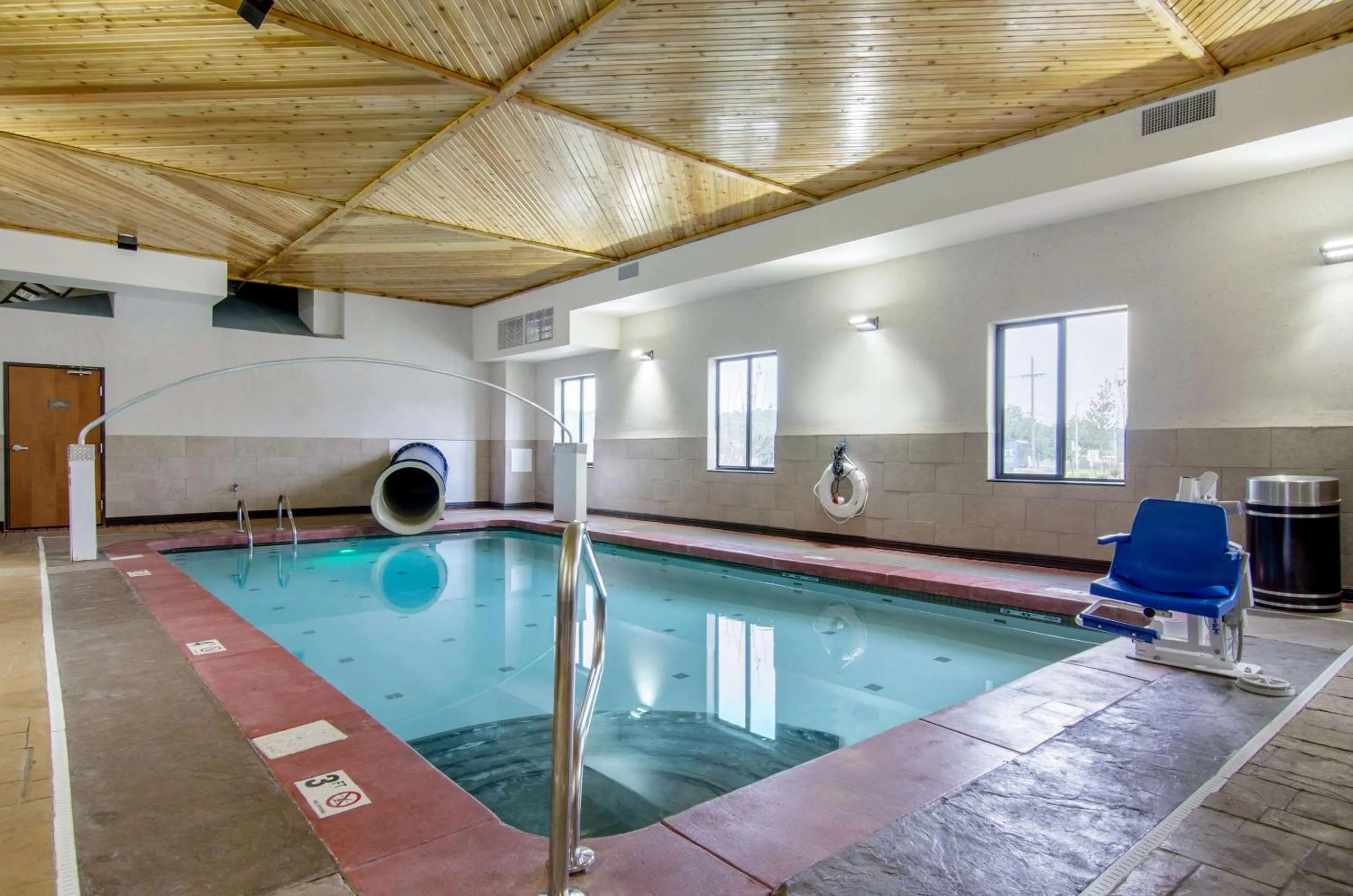 Swimming pool in Comfort Inn & Suites Shawnee - Kansas City