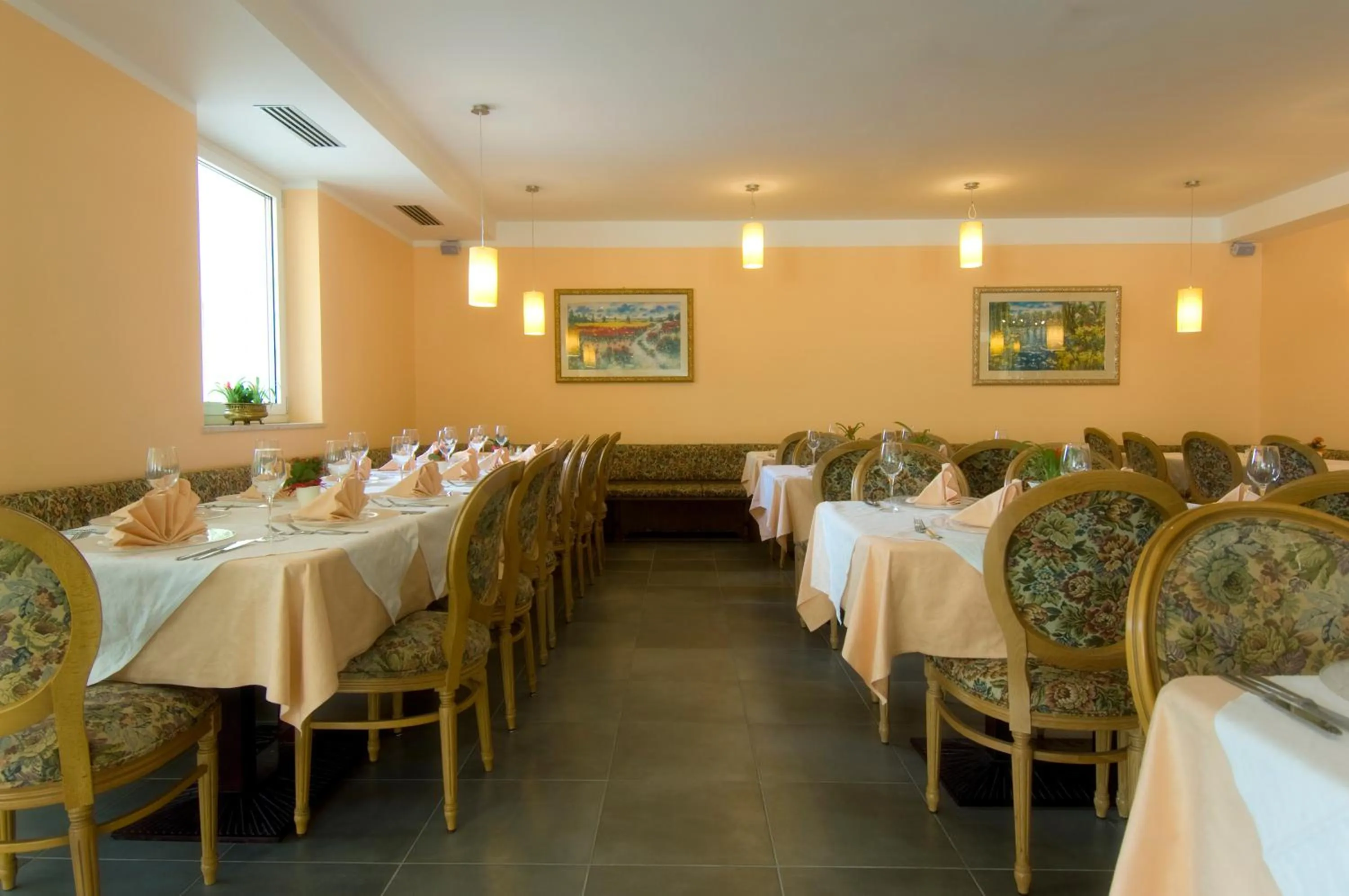 Restaurant/places to eat in Hotel Weingarten