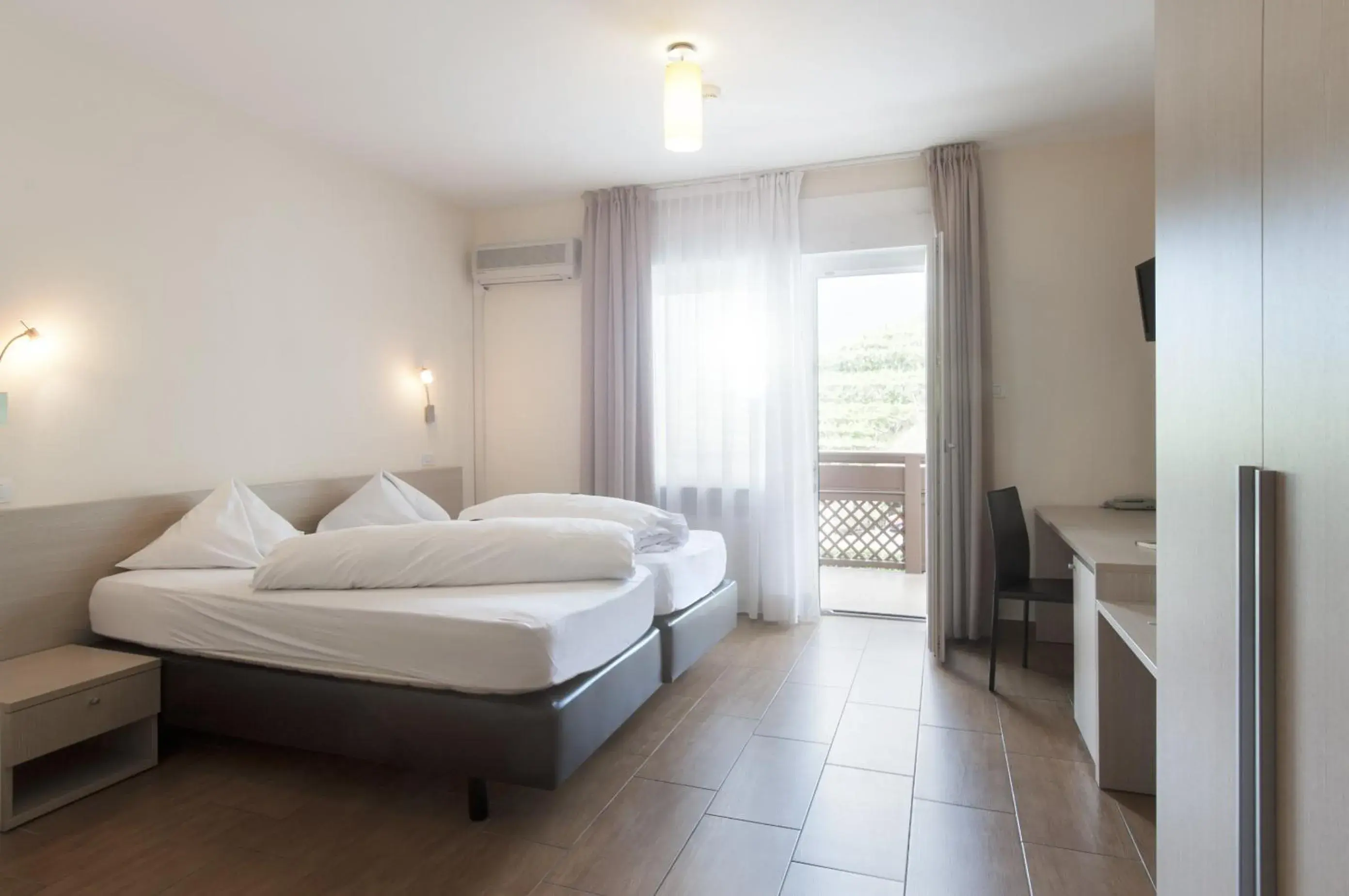 Standard Double or Twin Room with Balcony in Hotel Weingarten Standard Double or Twin Room with Balcony in Hotel Weingarten