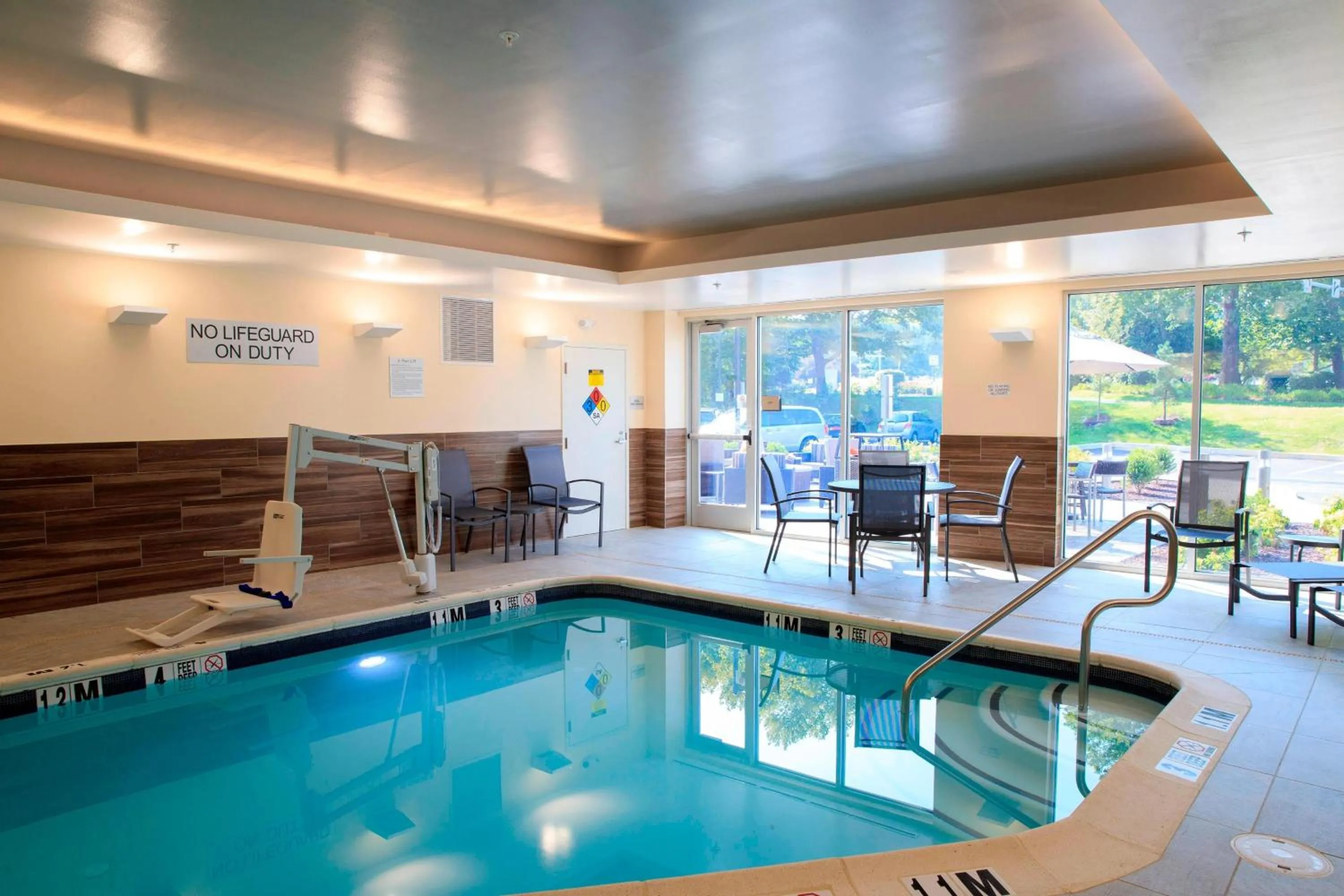 Swimming pool in Fairfield Inn & Suites by Marriott Philadelphia Valley Forge/Great Valley