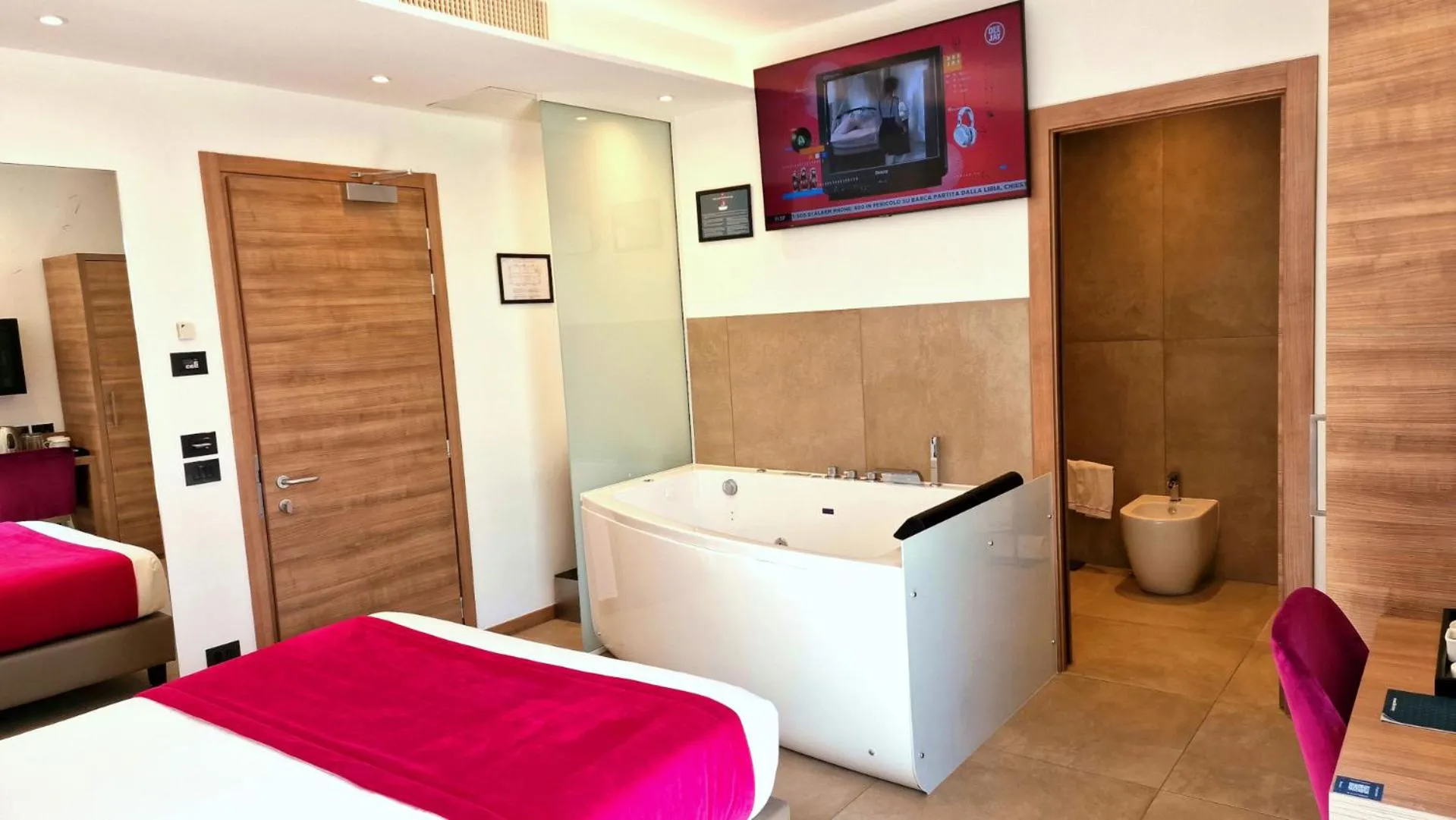 Hot Tub, Bed in You & Me Beach Hotel