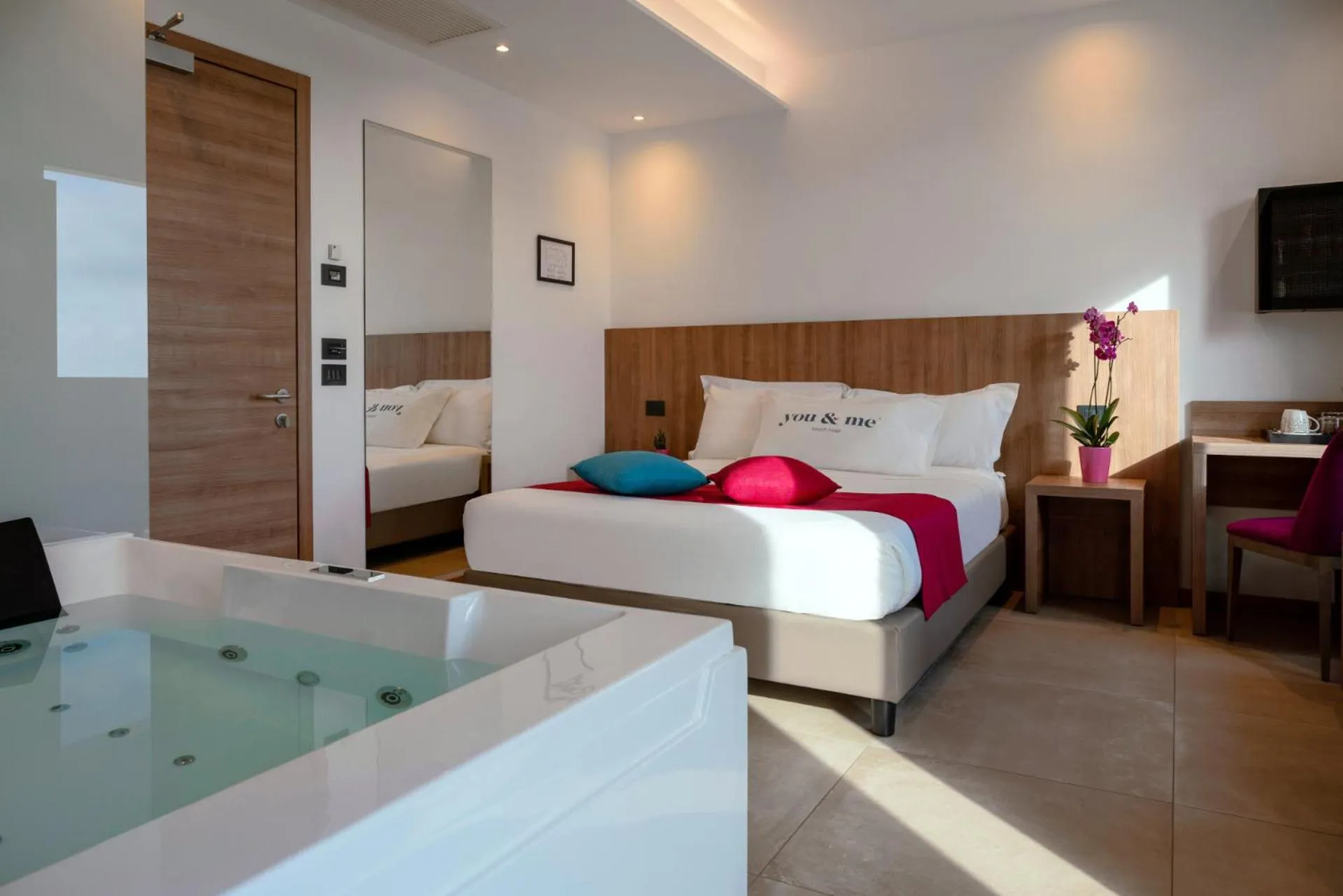 Hot Tub, Bed in You & Me Beach Hotel