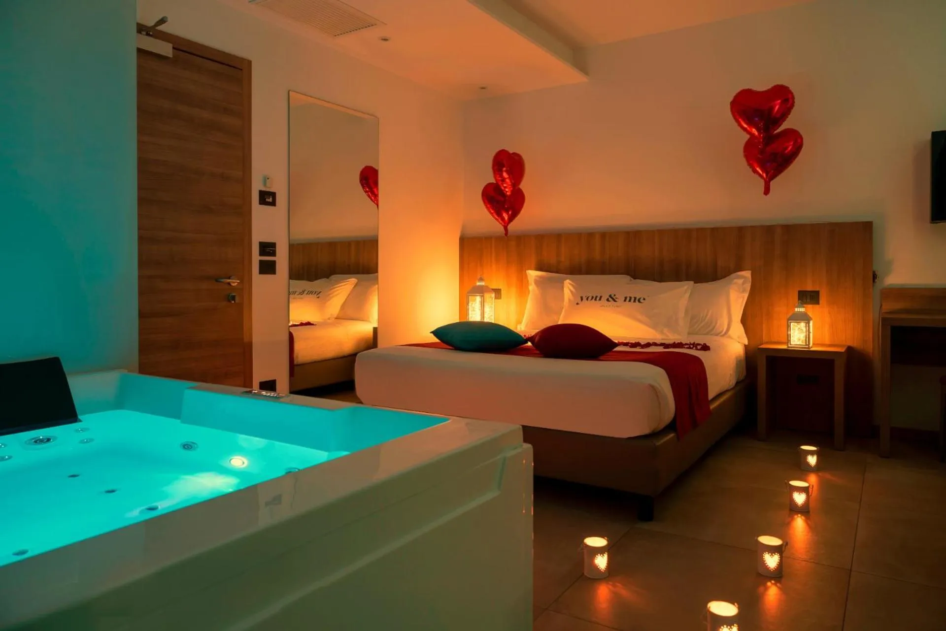 Hot Tub, Bed in You & Me Beach Hotel