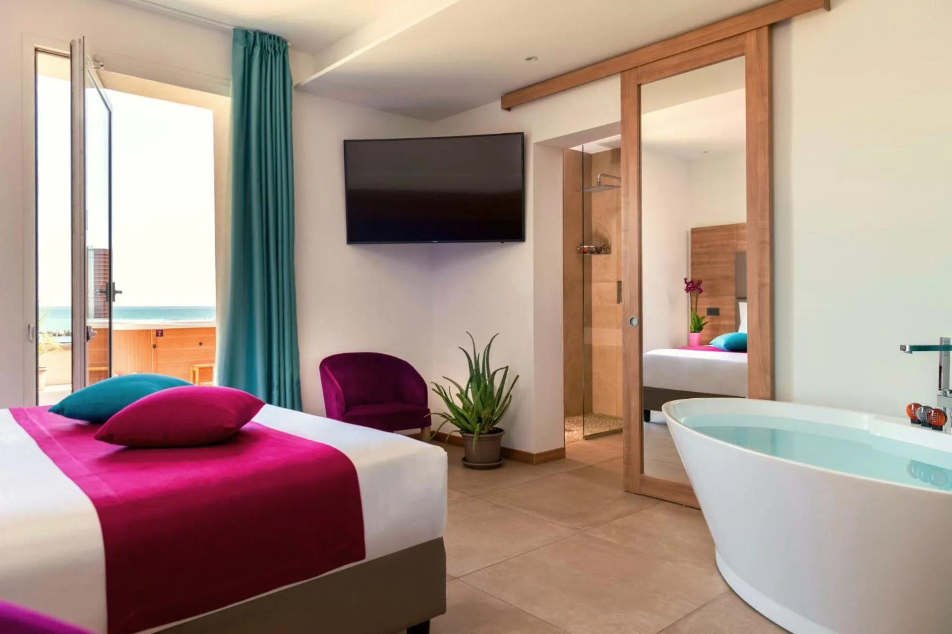 Hot Tub, Bed in You & Me Beach Hotel