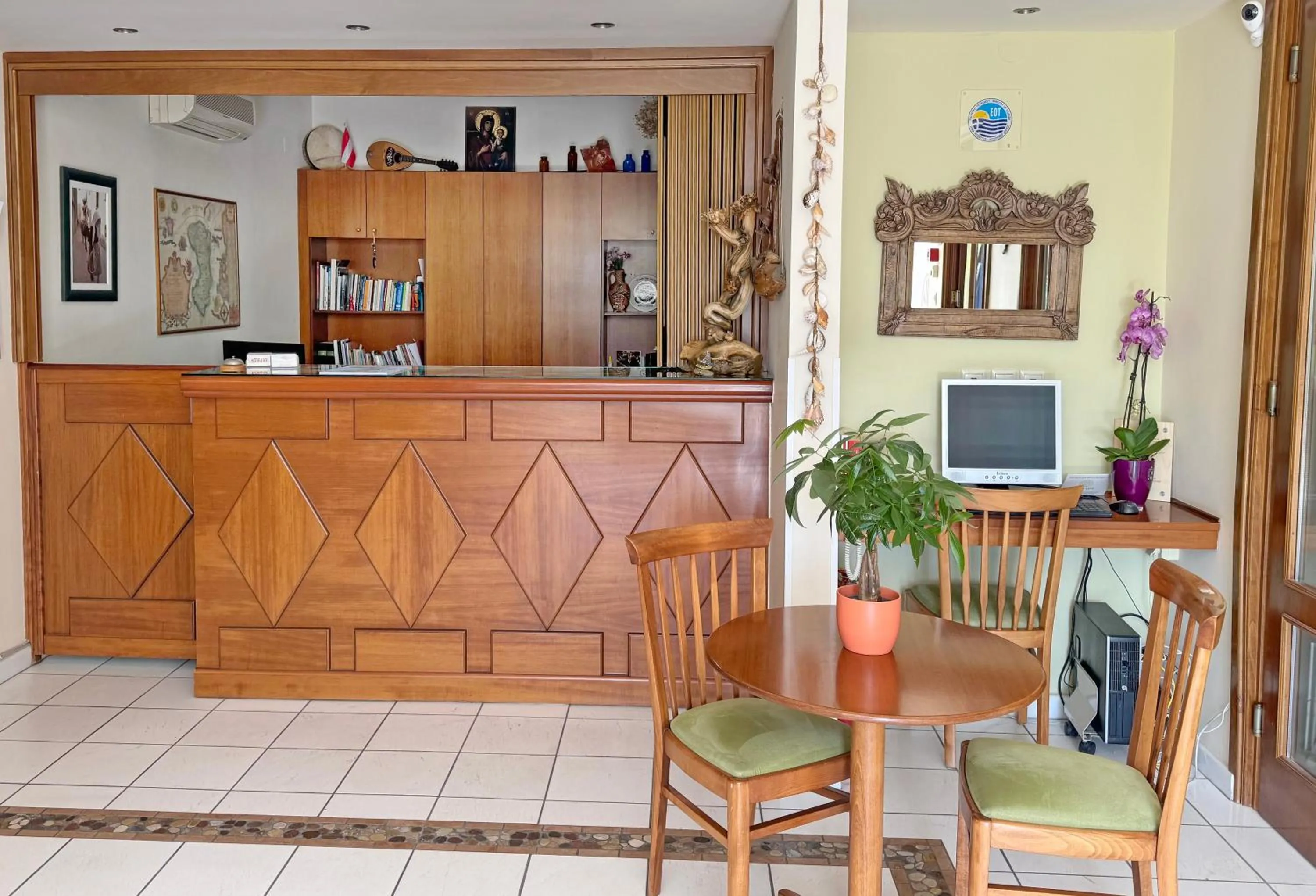 Communal lounge/ TV room in Emporios Bay Hotel Chios