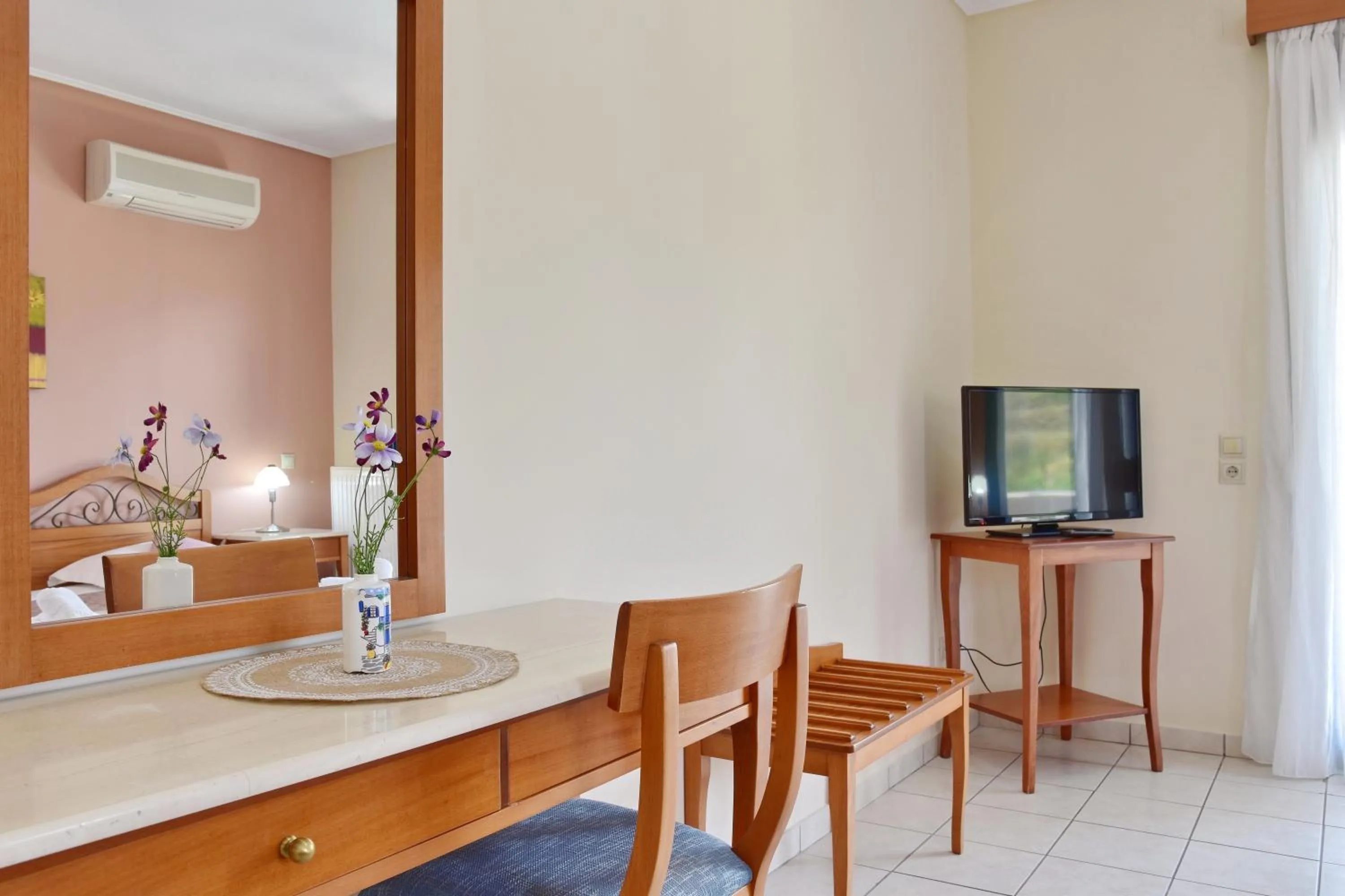 TV and multimedia in Emporios Bay Hotel Chios