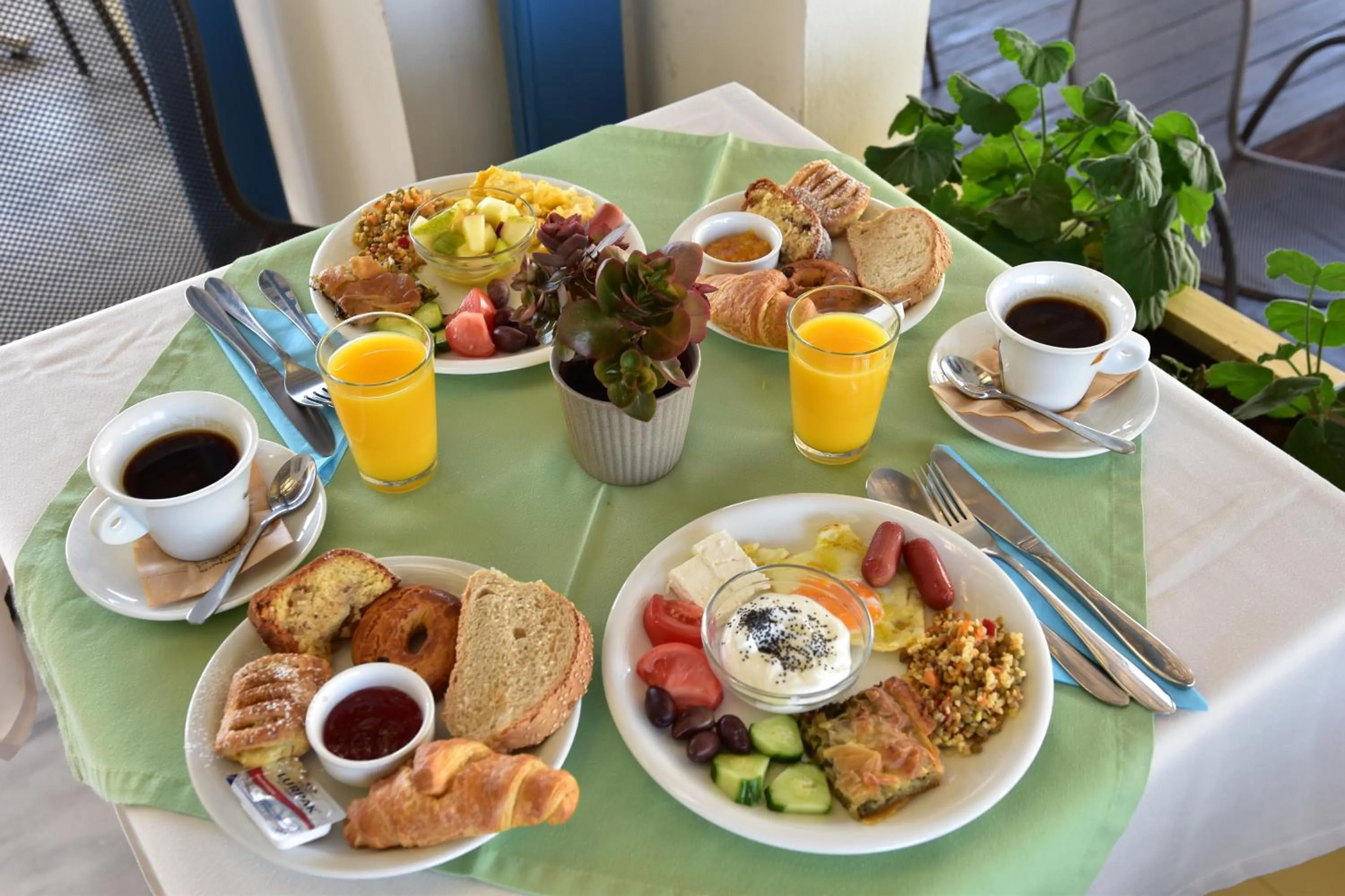 Food and drinks in Emporios Bay Hotel Chios