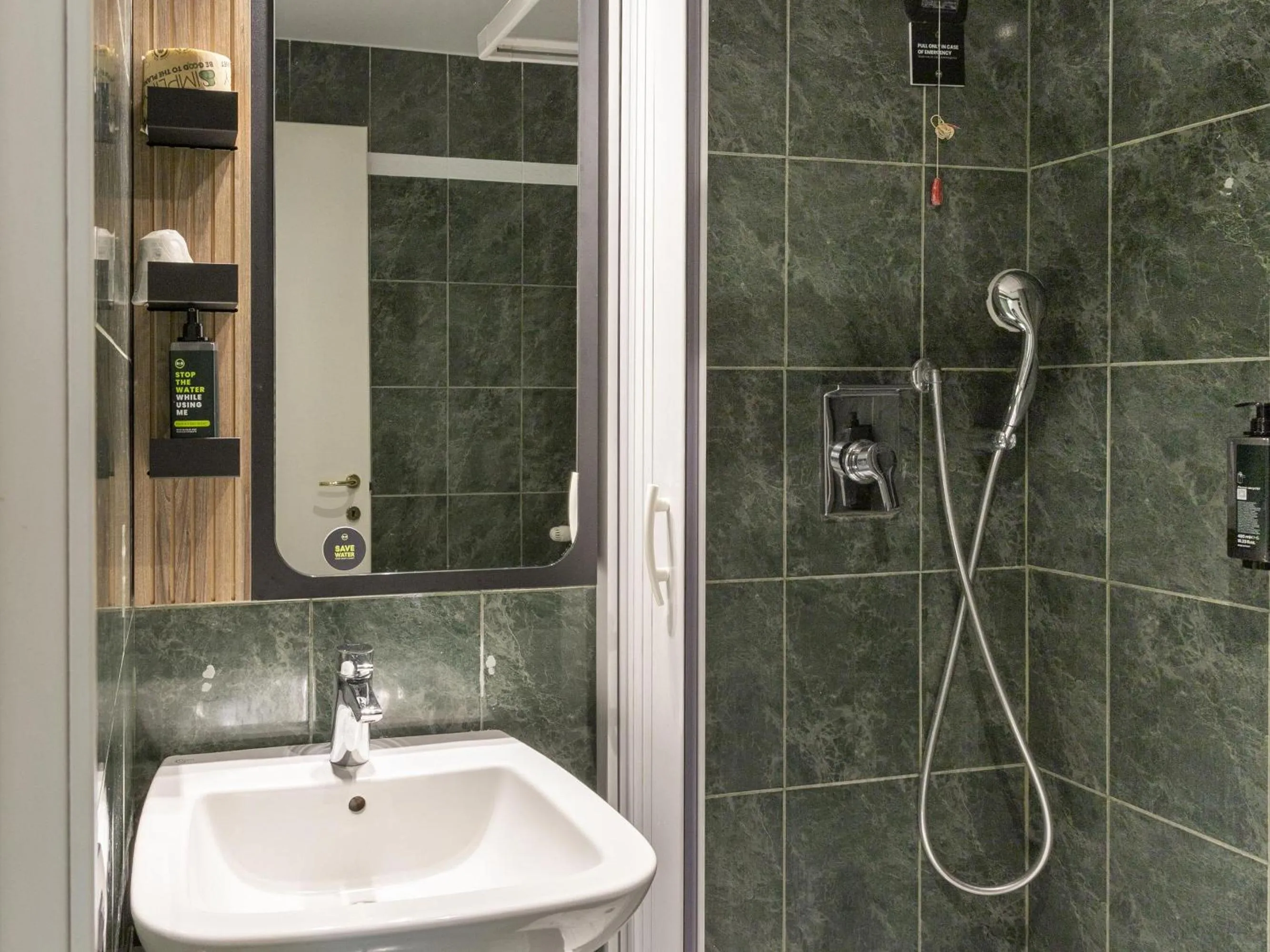 Bathroom in B&B HOTEL Pomezia Cortese