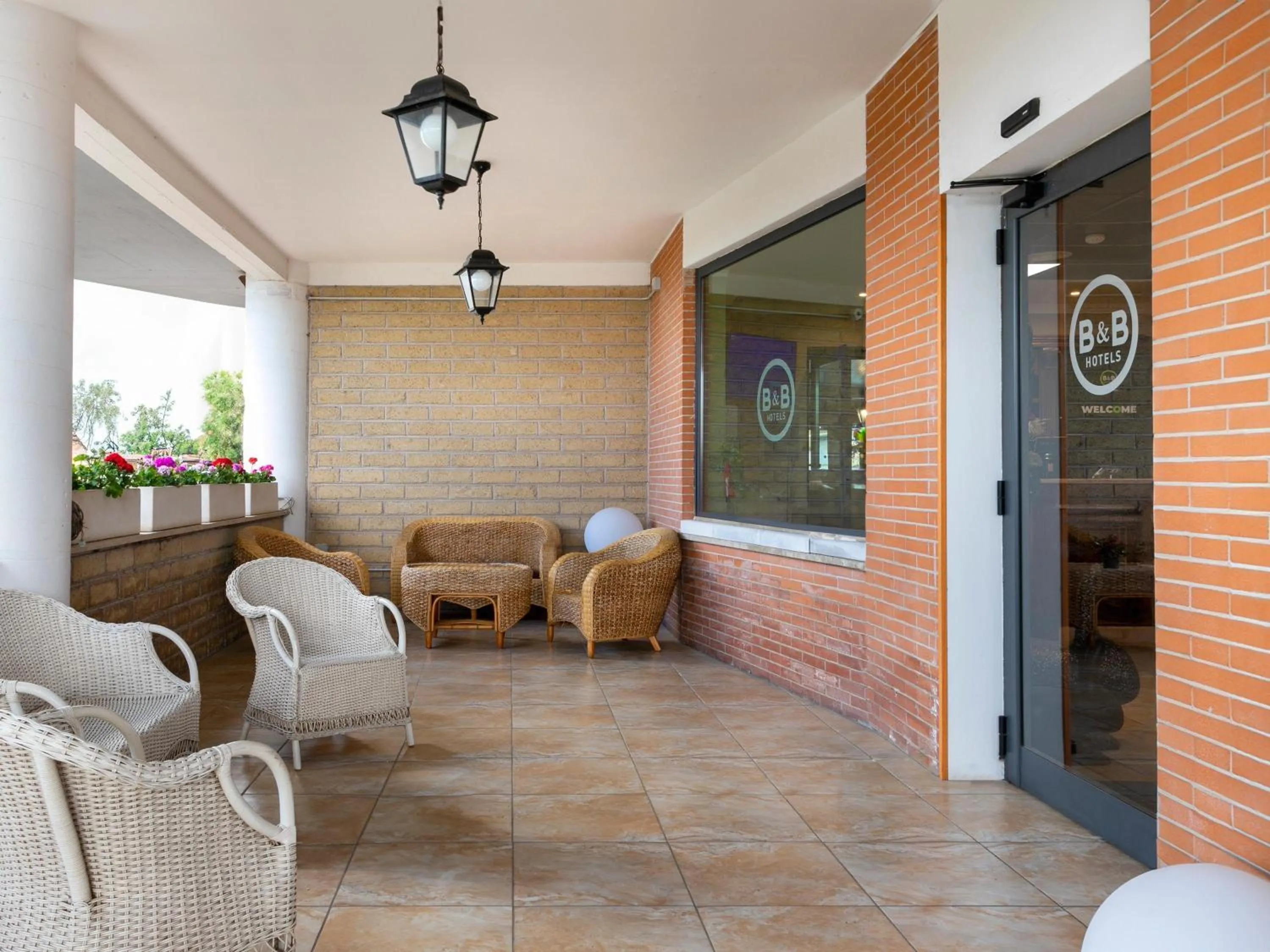 Lobby or reception in B&B HOTEL Pomezia Cortese