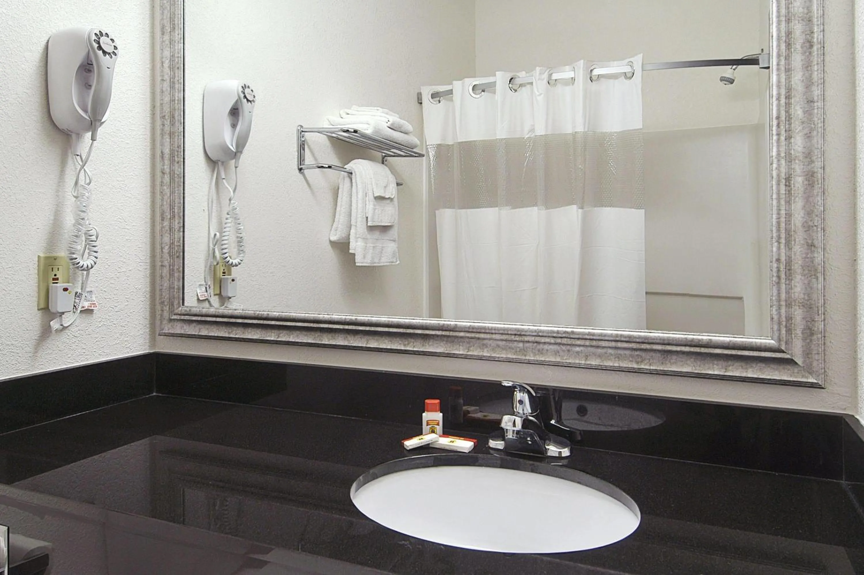 Photo of the whole room in Super 8 by Wyndham Bowling Green North