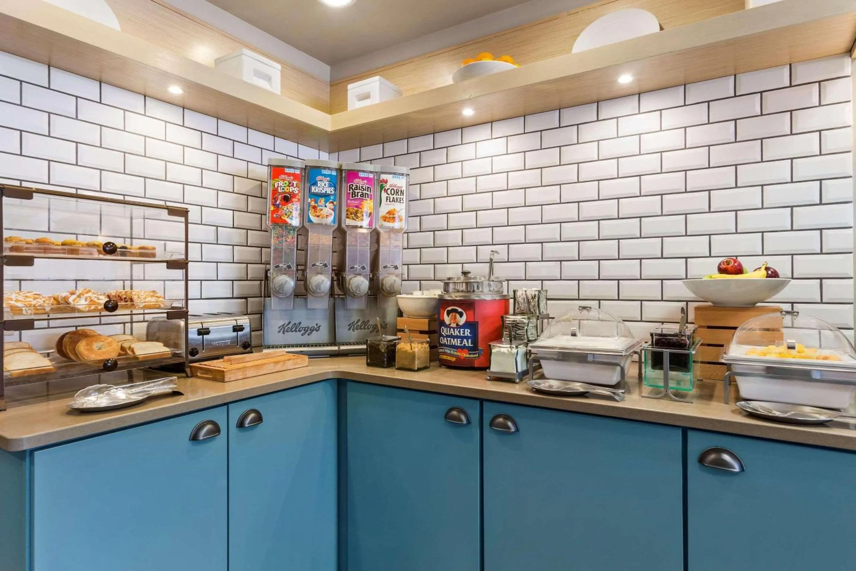 Breakfast in Country Inn & Suites by Radisson, Wausau, WI