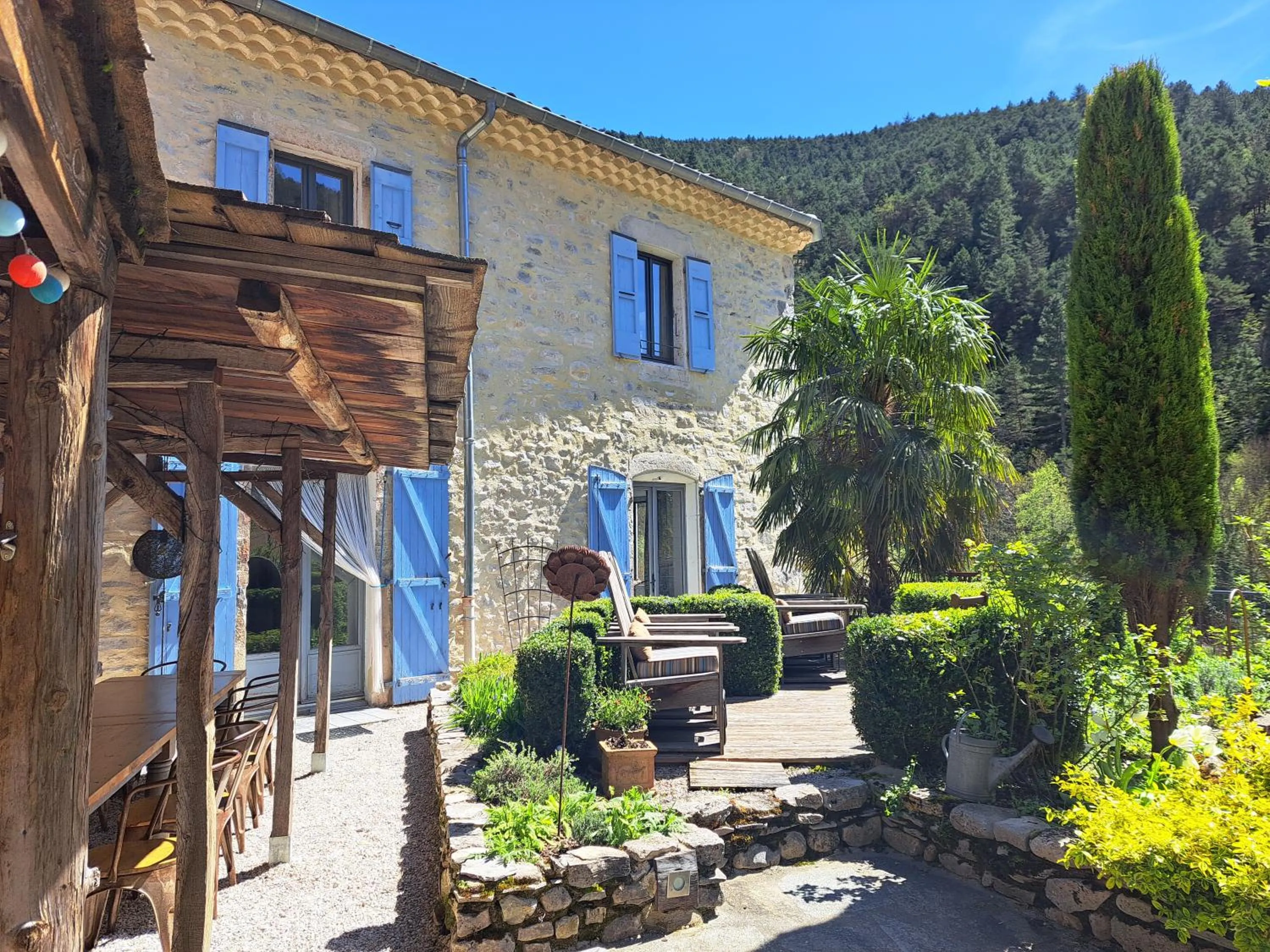 Property building in Le Sareymond