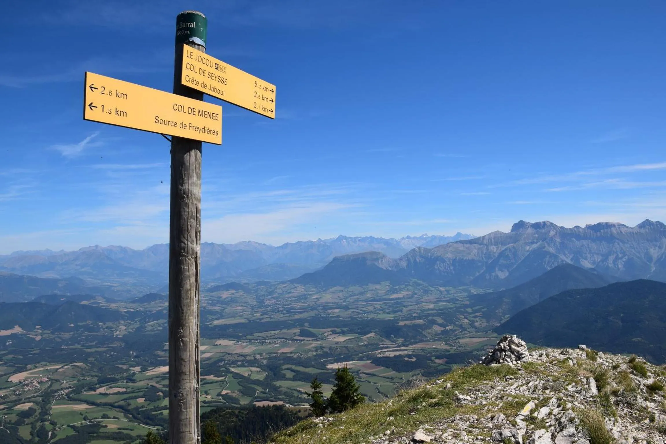 Hiking in Le Sareymond