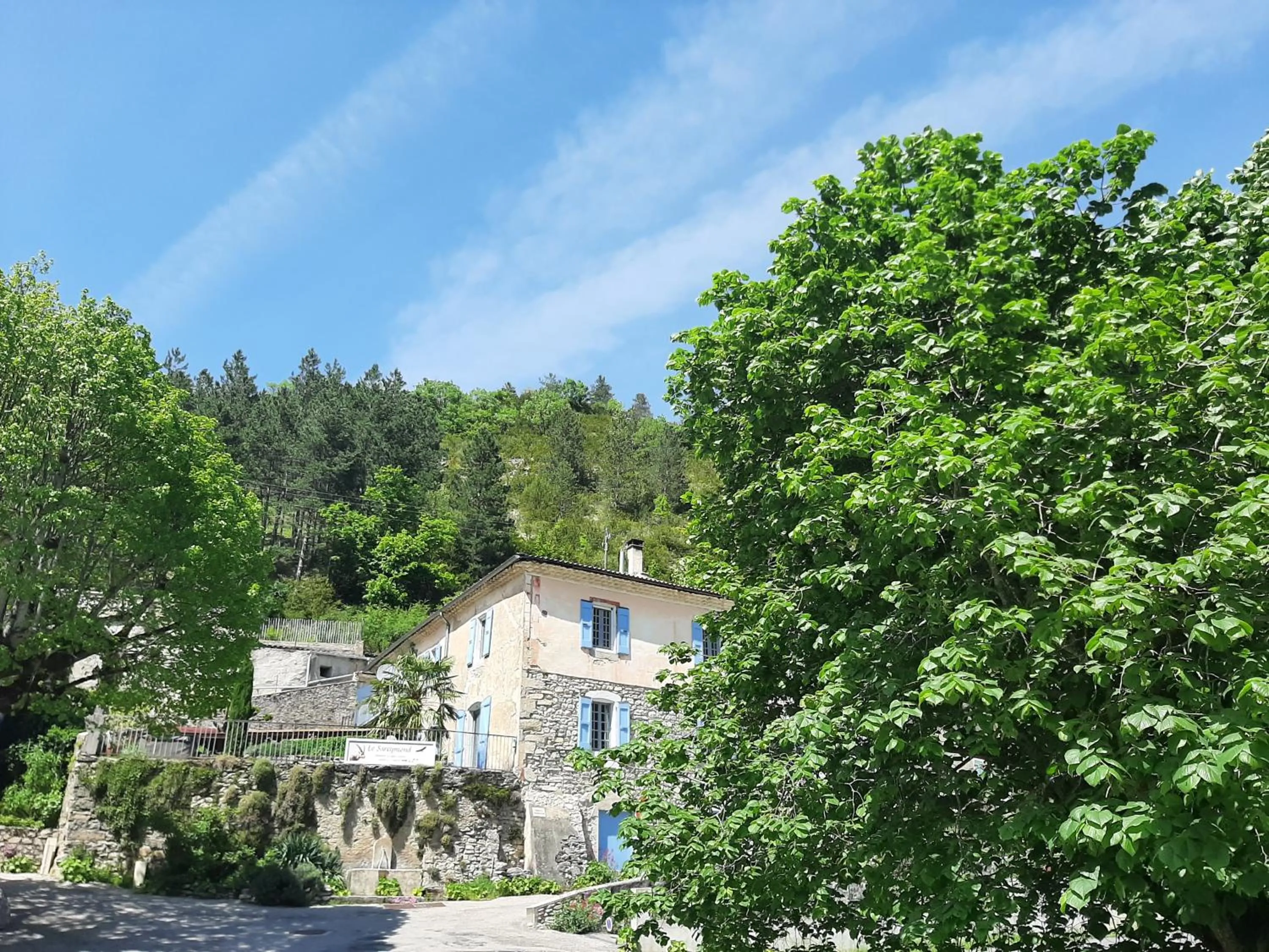 Property building in Le Sareymond