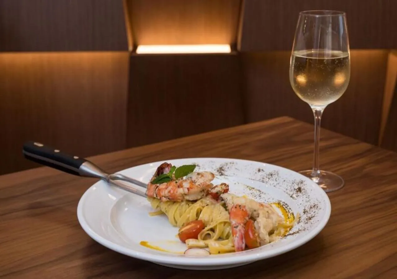 Restaurant/places to eat in The Envoy Hotel Abuja