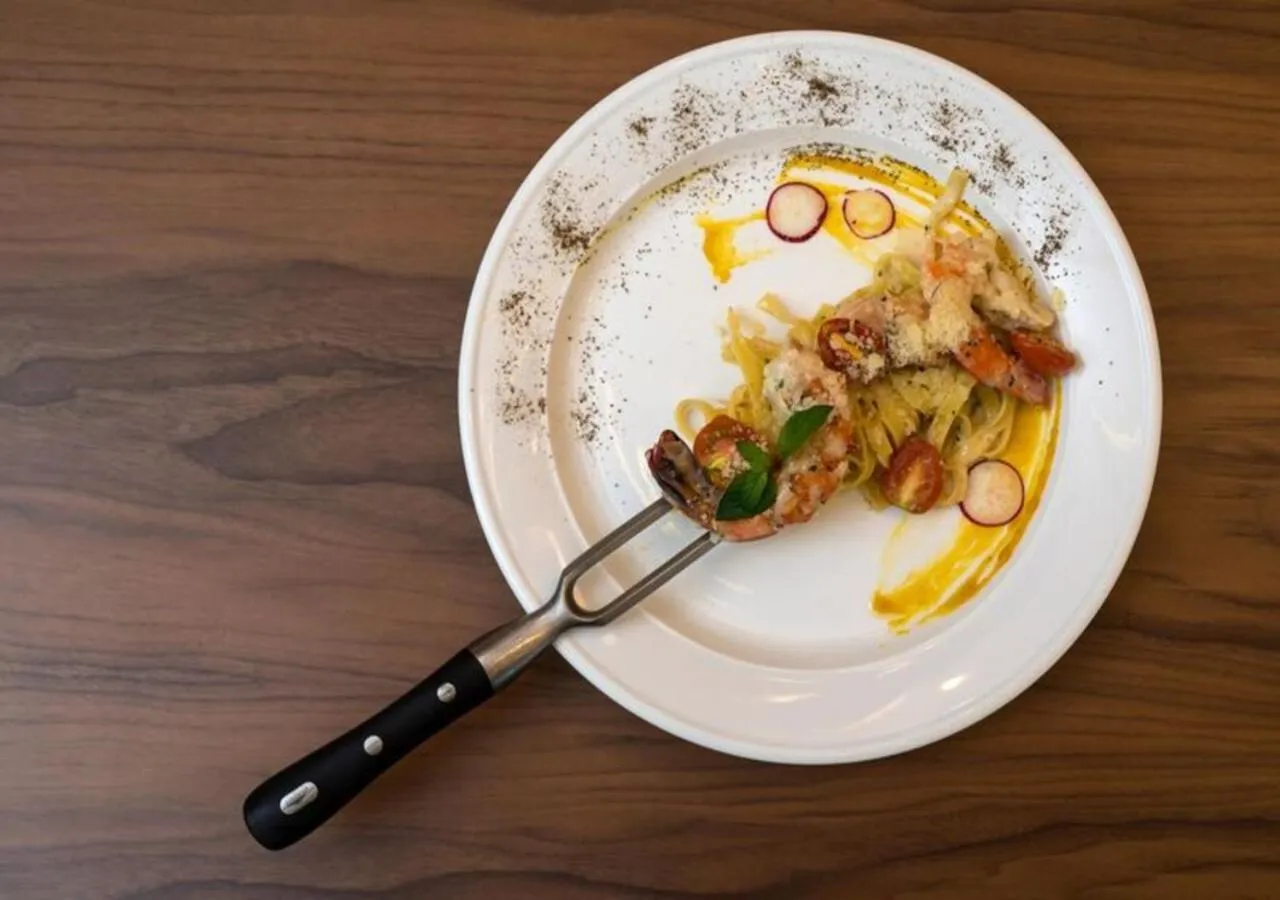 Restaurant/places to eat in The Envoy Hotel Abuja