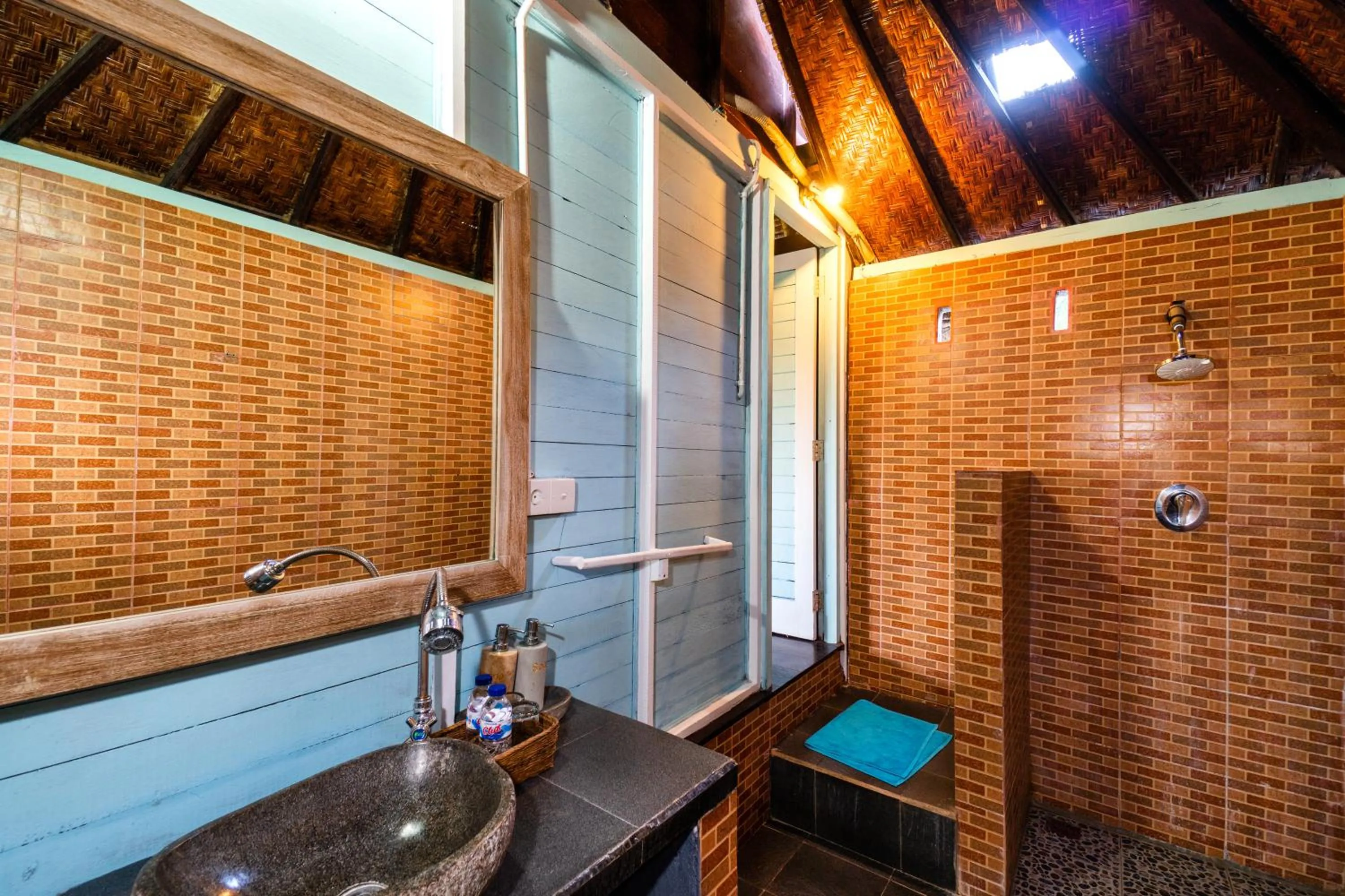 Bathroom in Song Lambung Beach Huts