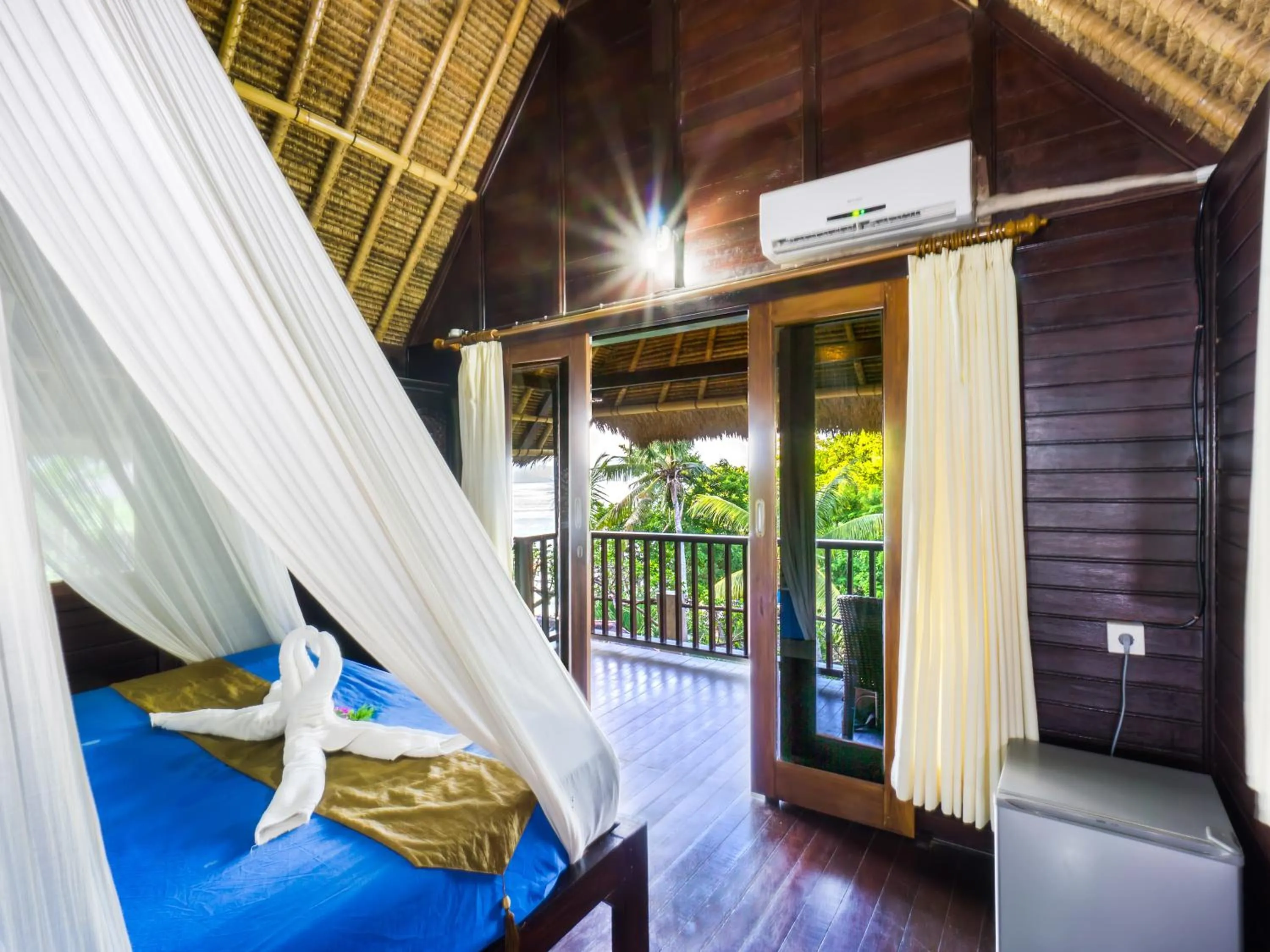 bunk bed in Song Lambung Beach Huts