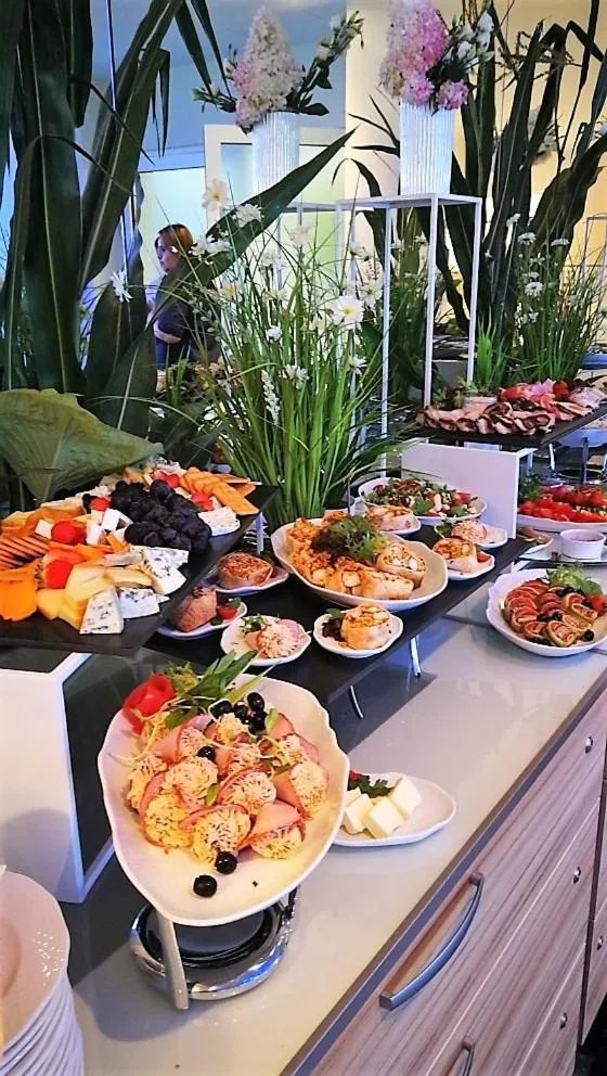 Restaurant/places to eat in Green Garden Hotel