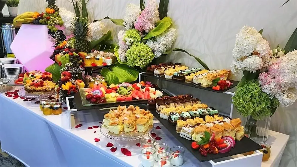 Restaurant/places to eat in Green Garden Hotel