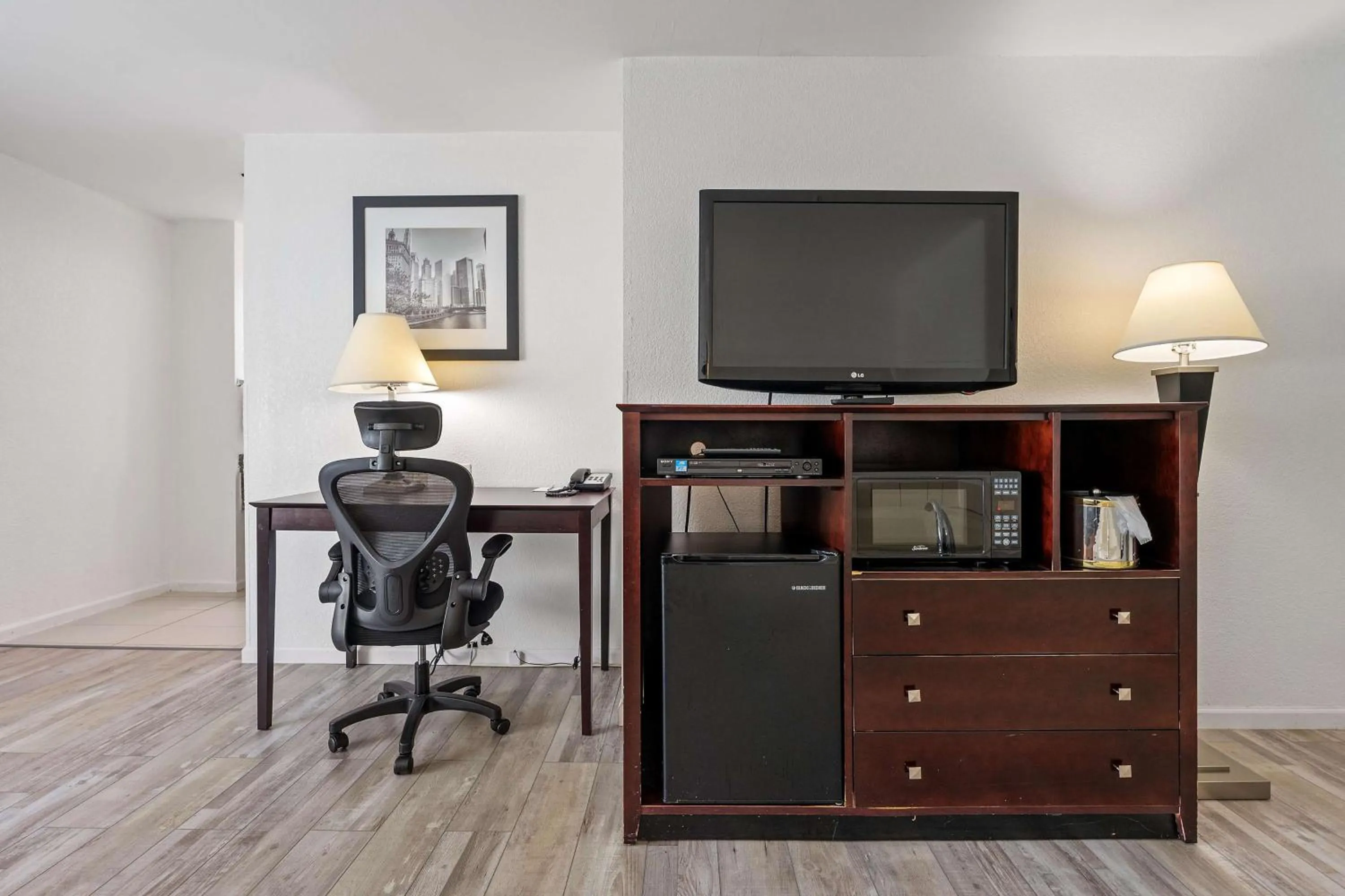 Photo of the whole room in Best Western Oakbrook Inn